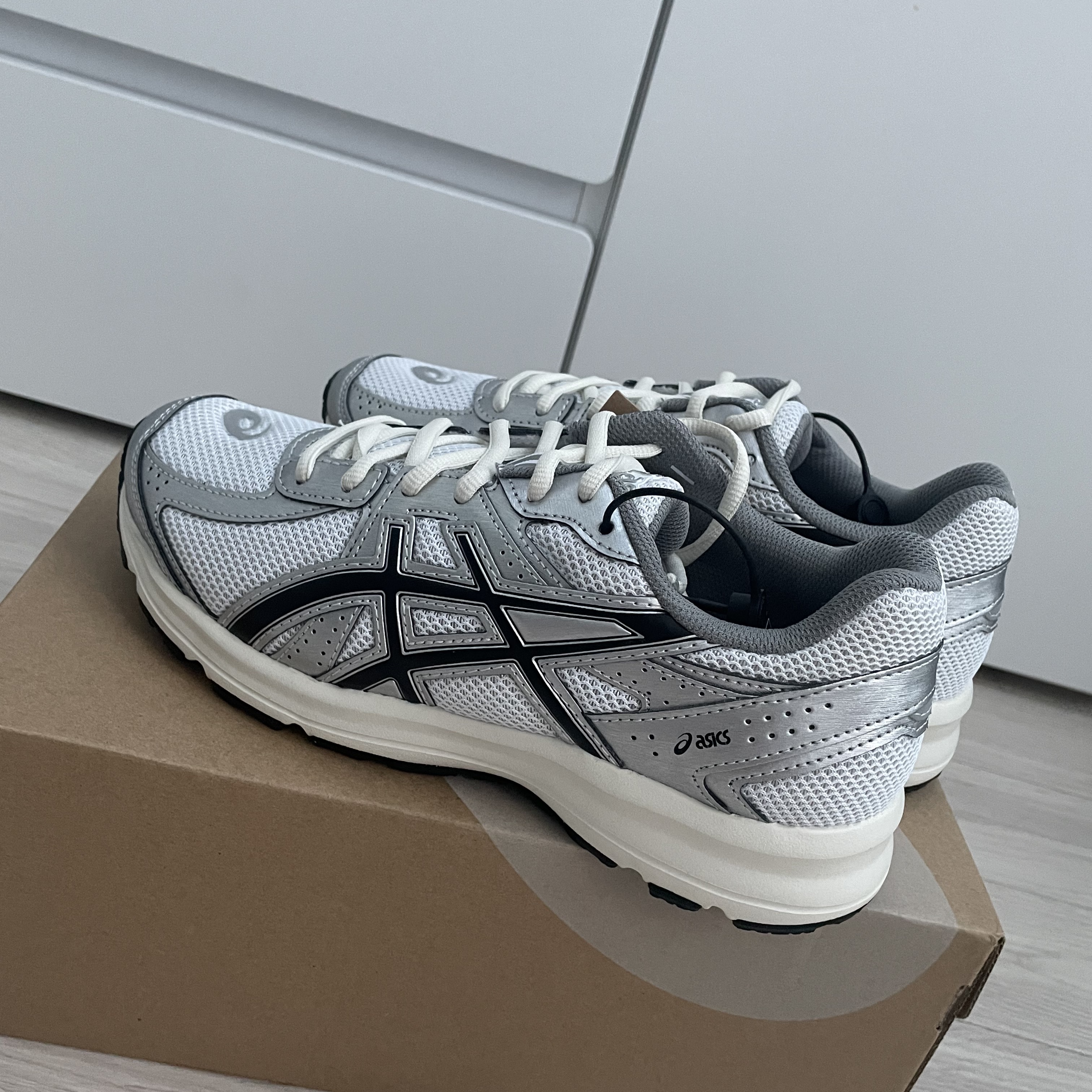 Asics Jog 100 S White Black - 2E Wide 착용 스타일 - 2