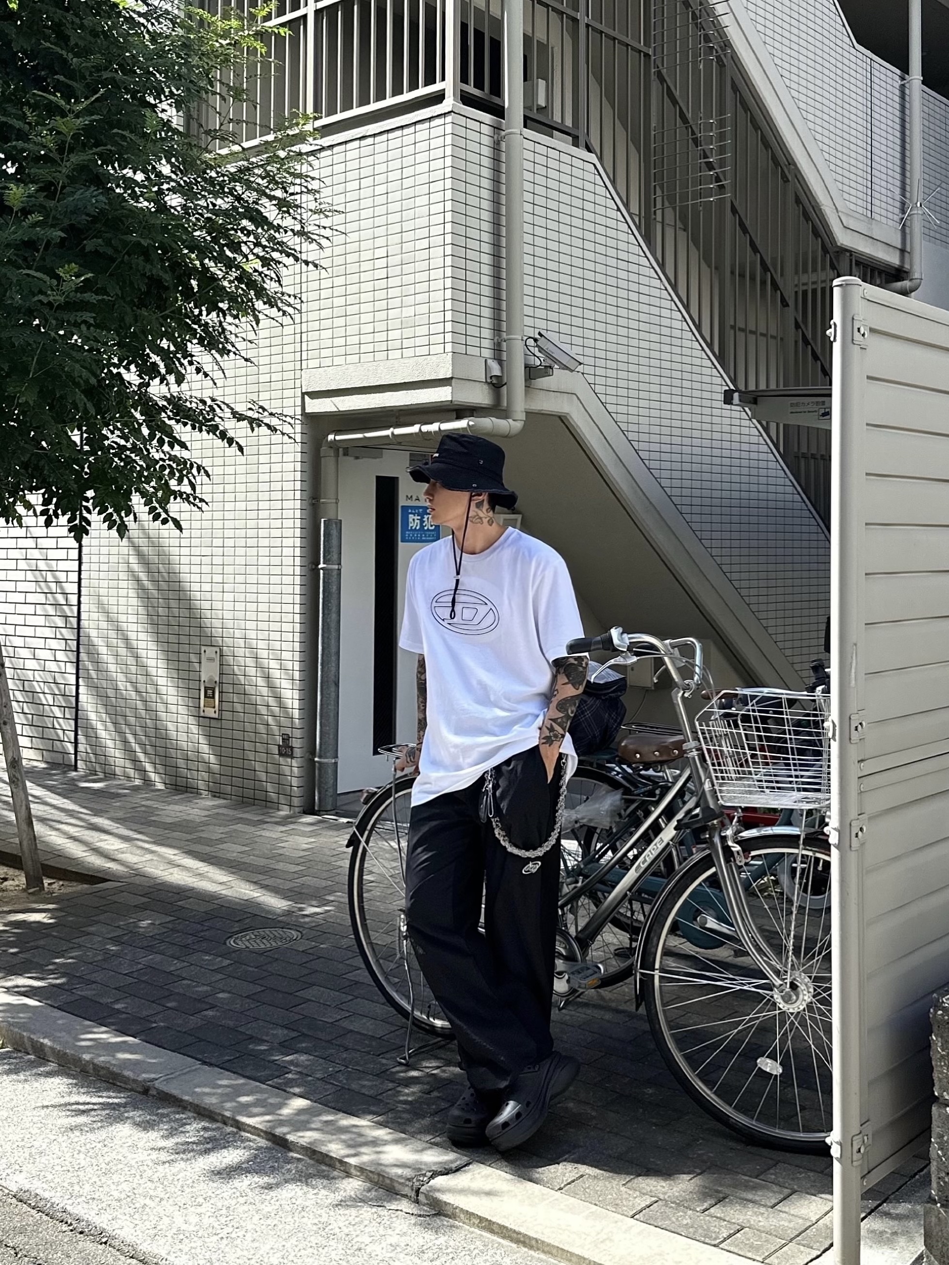 Diesel T-Just-Bigoval Vintage Cotton Jersey T-Shirt White, Jacquemus Le Bob Artichaut Bucket Hat Black 착용 스타일 - 2