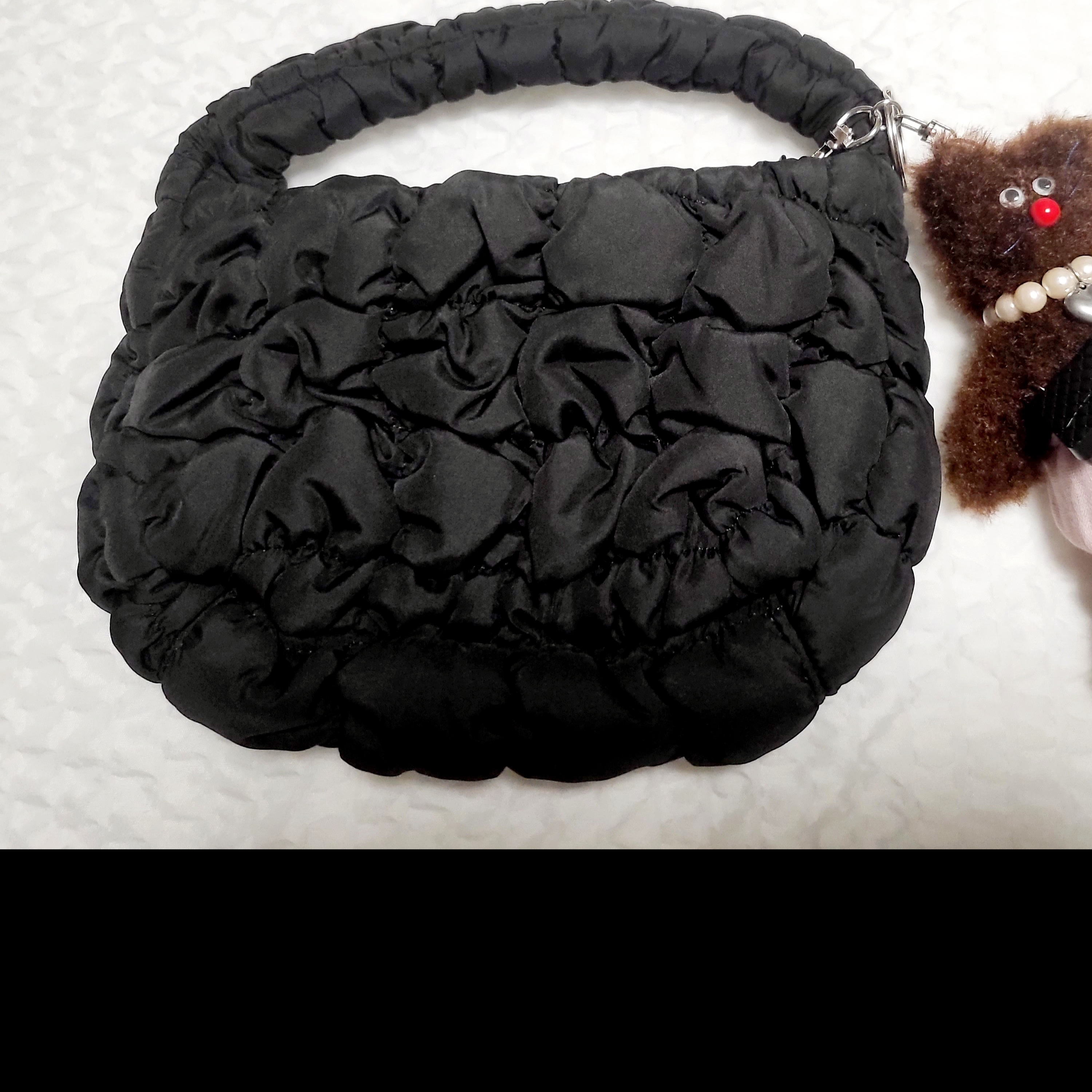 COS Quilted Micro Bag Black 착용 스타일 - 2