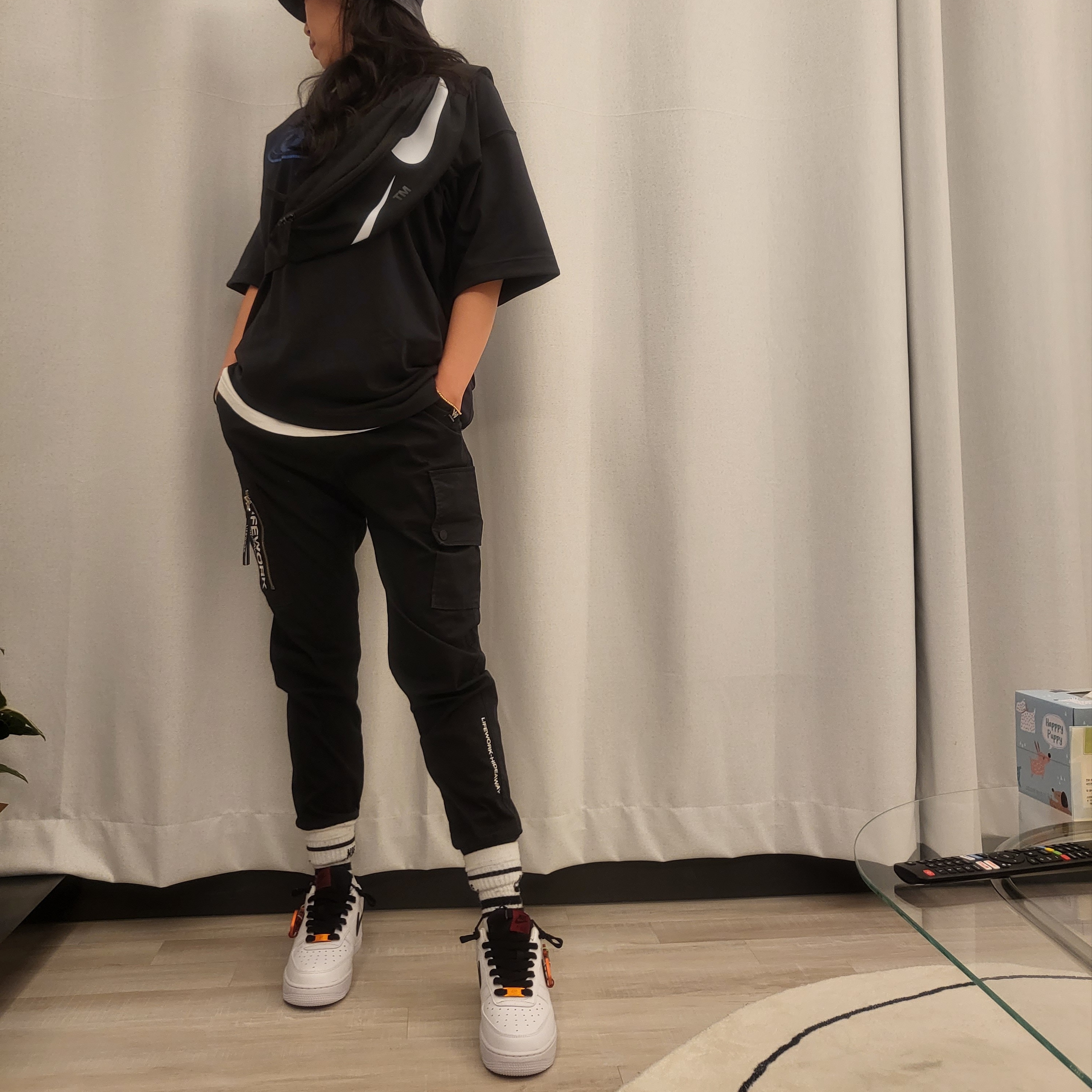 Nike Air Force 1 '07 PRM Carabiner Red, Nike x Off-White NRG T-Shirt Black - Asia 착용 스타일 - 1