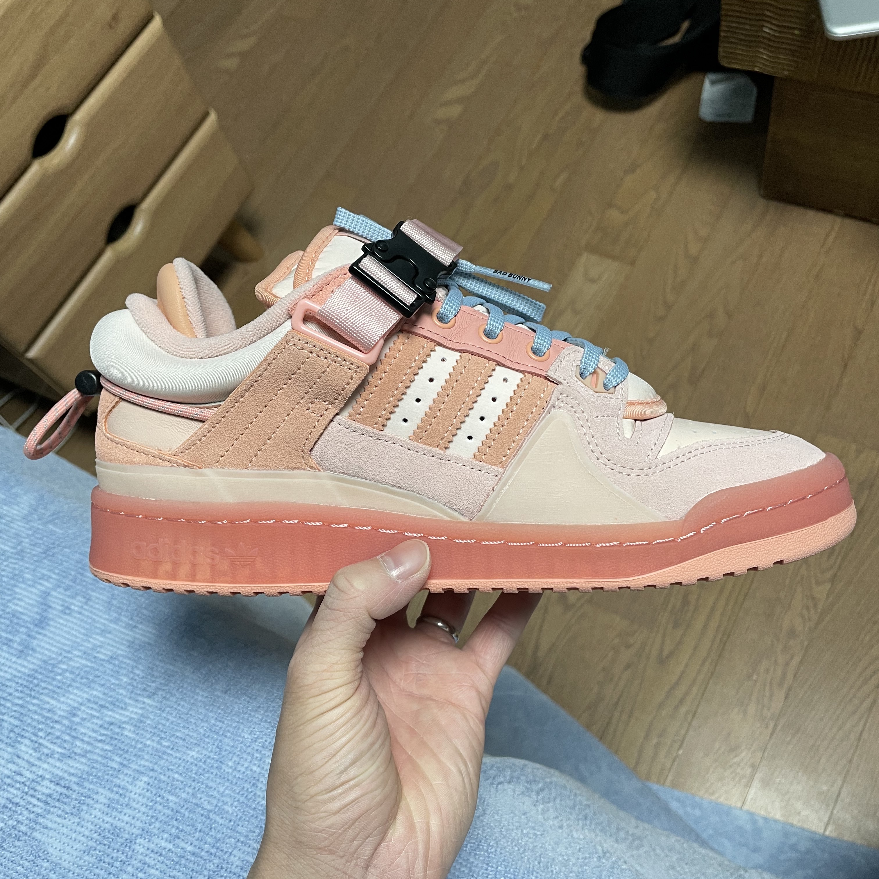 Adidas x Bad Bunny Forum 84 Low Easter Egg 착용 스타일 - 2