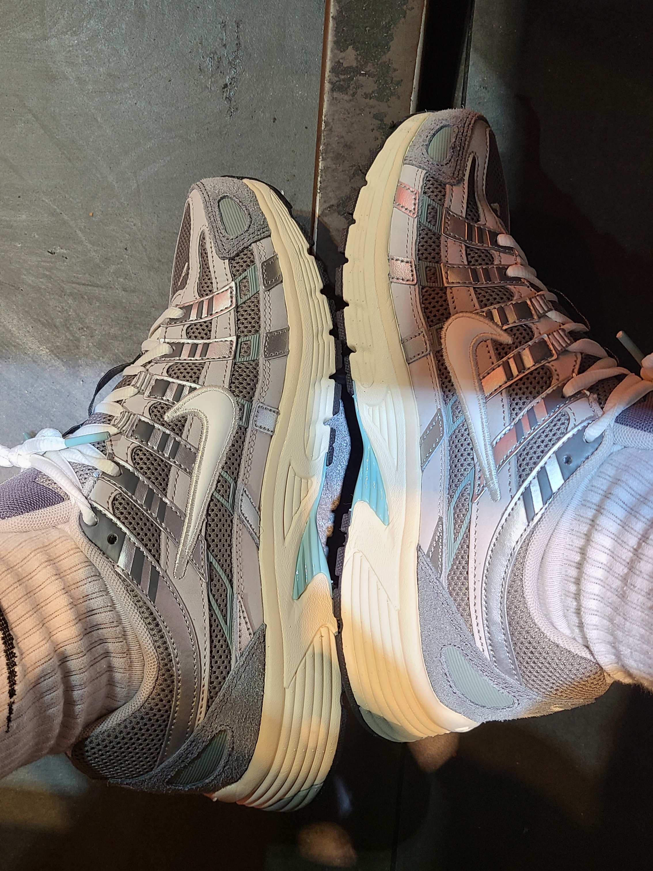 Nike P-6000 Flat Pewter Light Iron Ore 착용 스타일 - 2