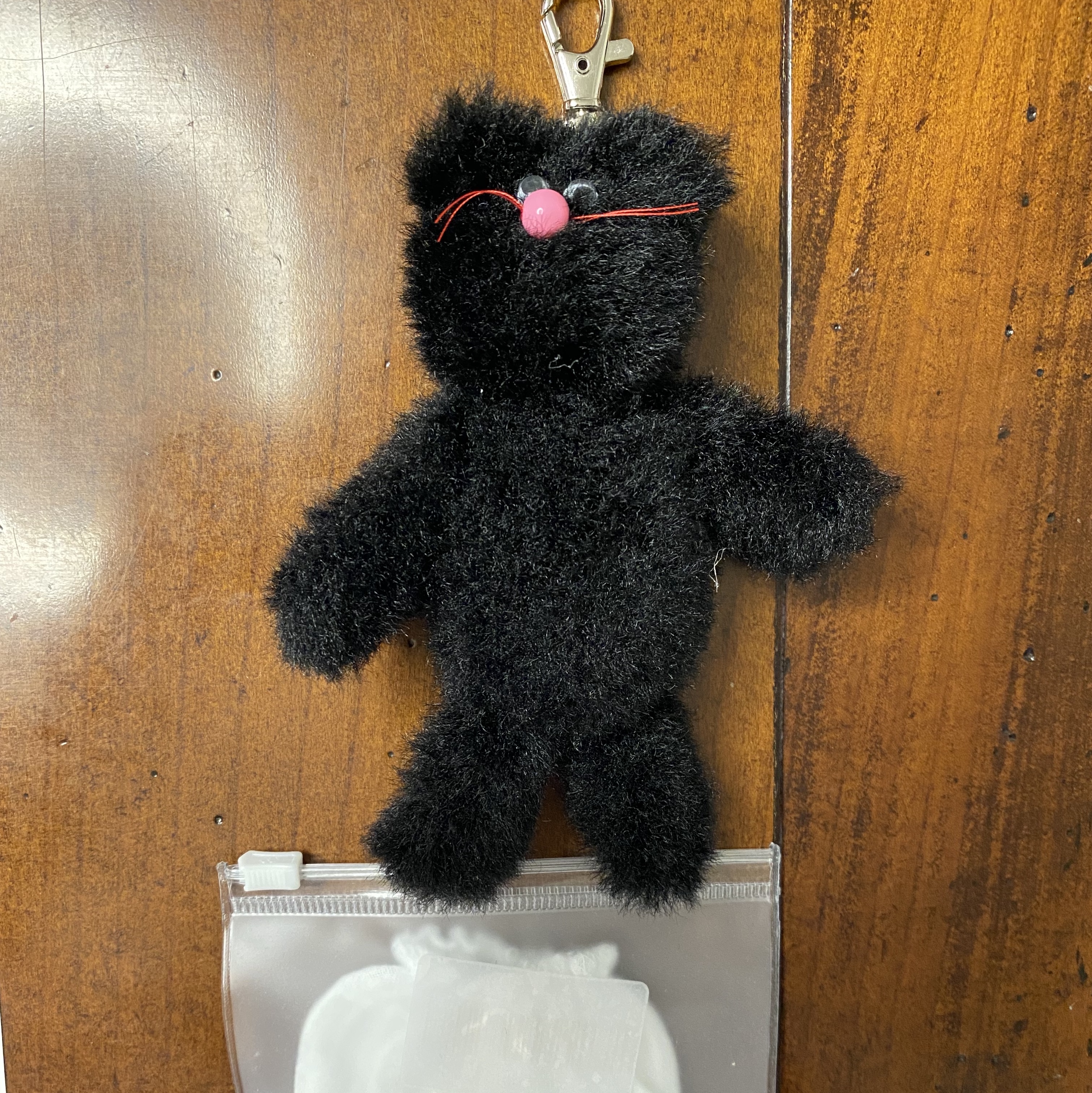 Monamhee Beulpingi Keyring with White Pants Black 착용 스타일