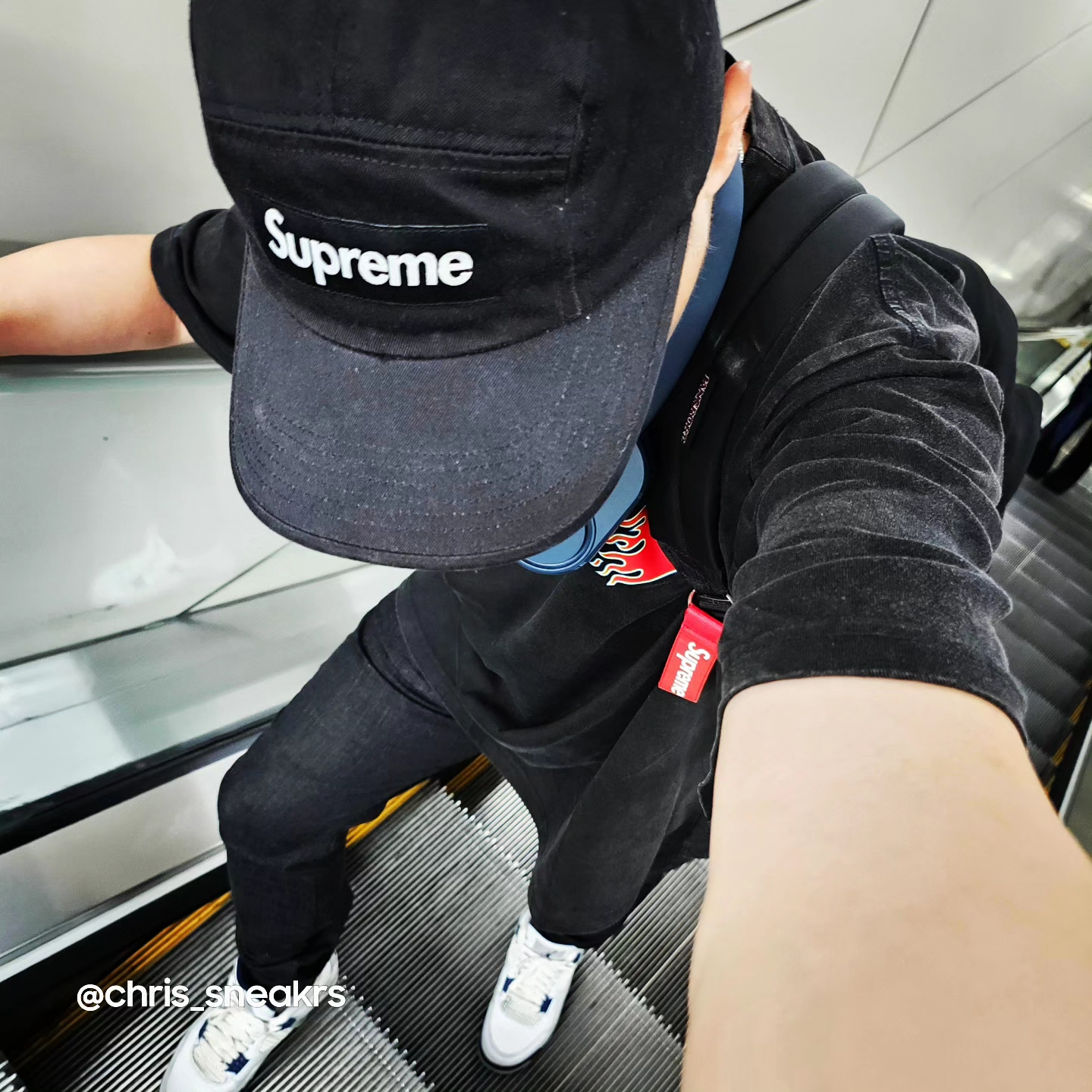 Supreme Washed Chino Twill Camp Cap Black, Supreme Webbing Keychain Red - 23SS 착용 스타일 - 3