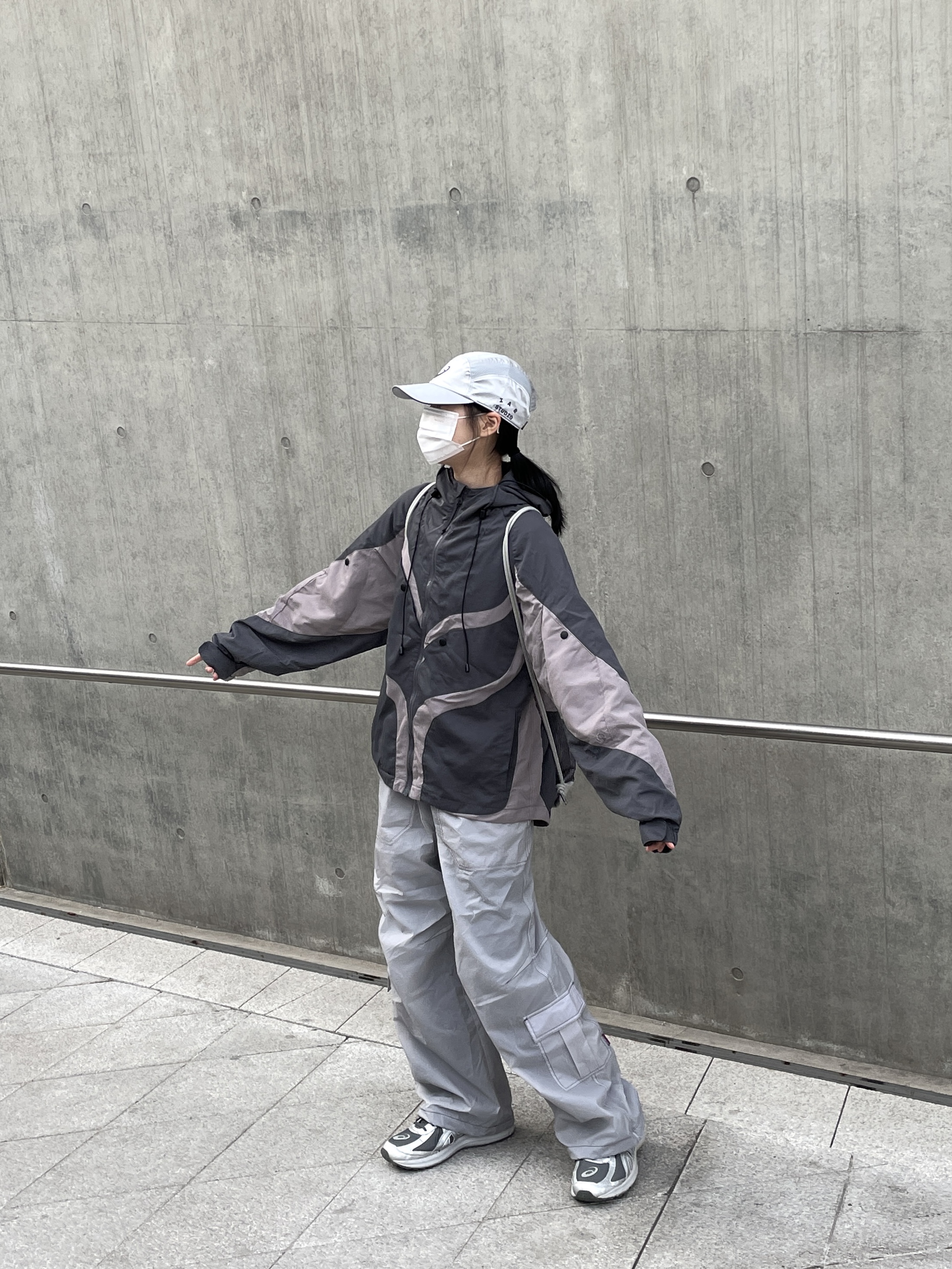 IAB Studio x Asics Silver Woven Cap, Asics Jog 100 S SMU Sheet Rock Pure Silver - 2E Wide 착용 스타일 - 3