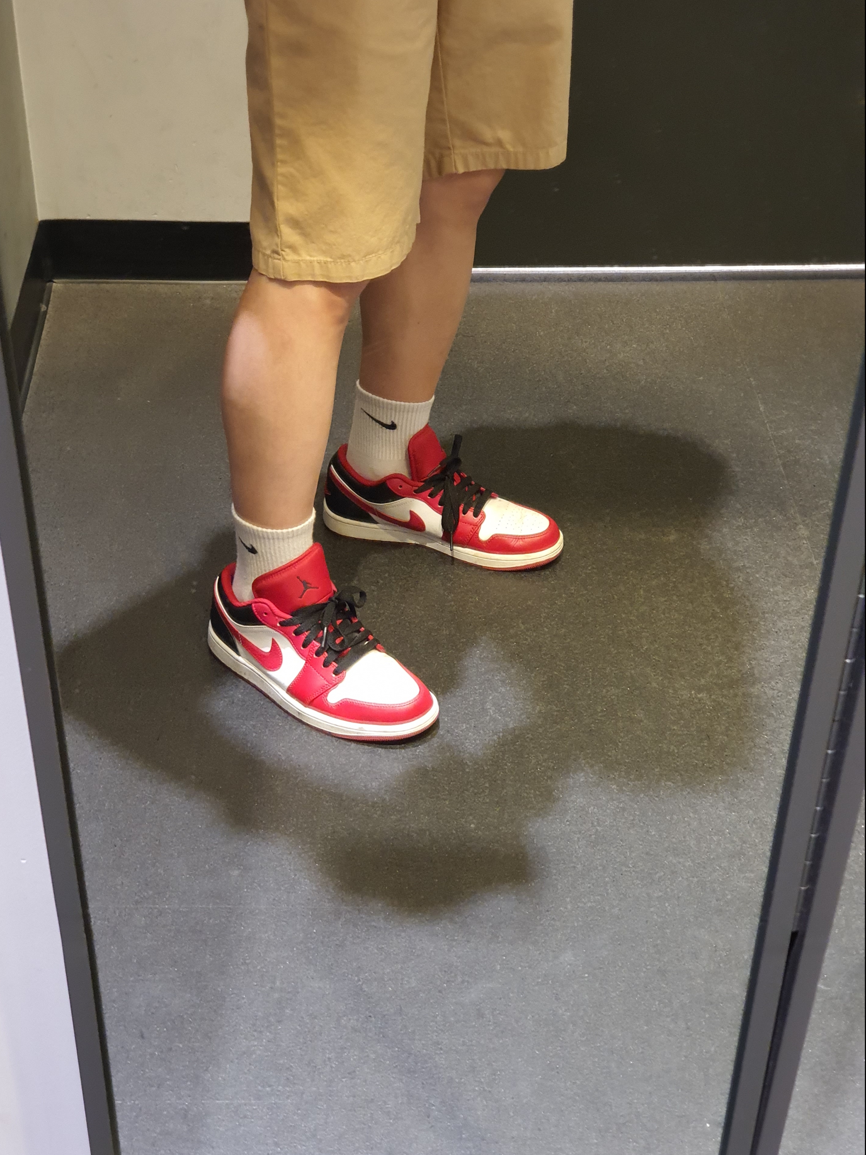 Jordan 1 Low White Gym Red Black 착용 스타일 - 1