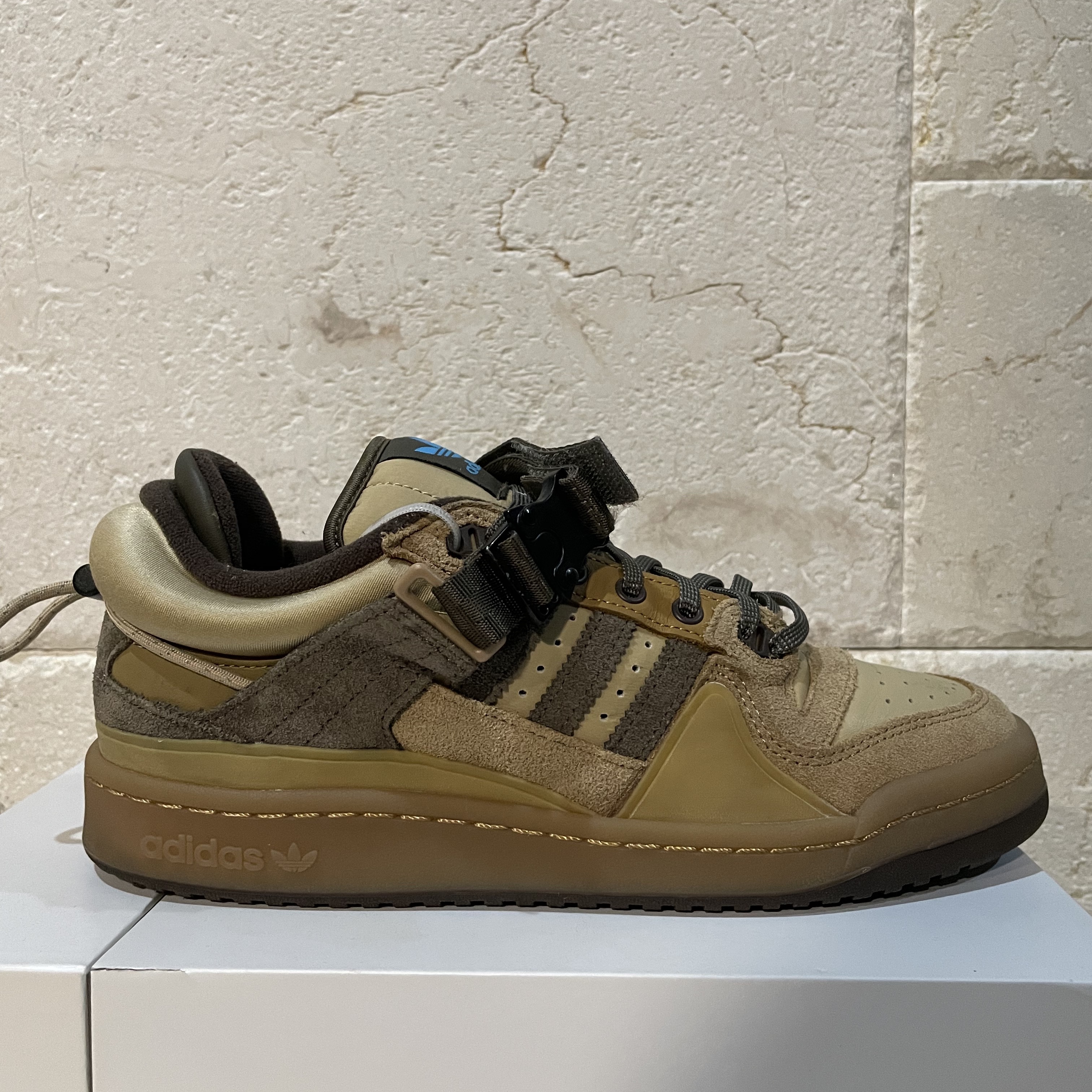 Adidas x Bad Bunny Forum 84 Low The First Cafe 착용 스타일 - 1