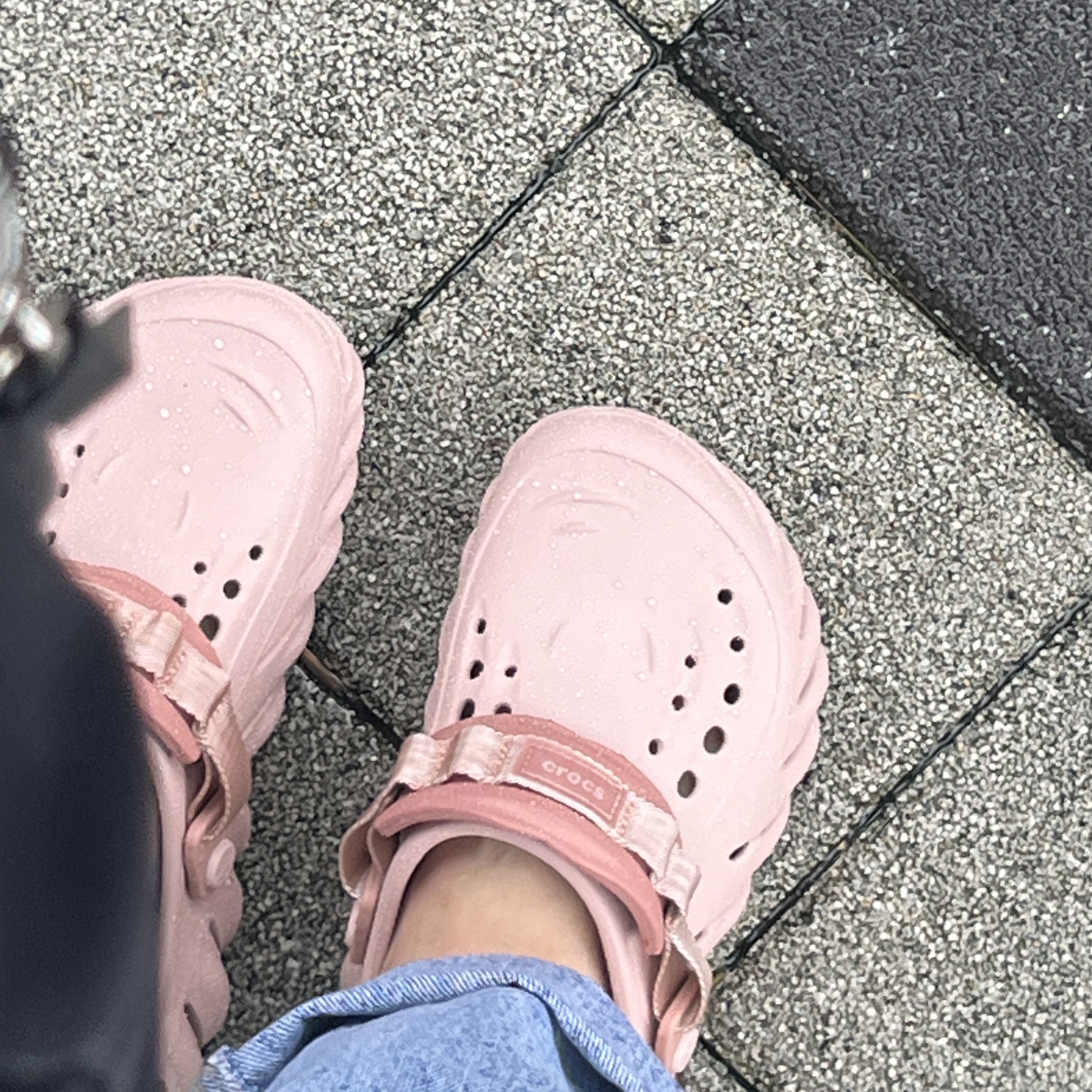 Crocs Echo Clog Pink Clay 착용 스타일