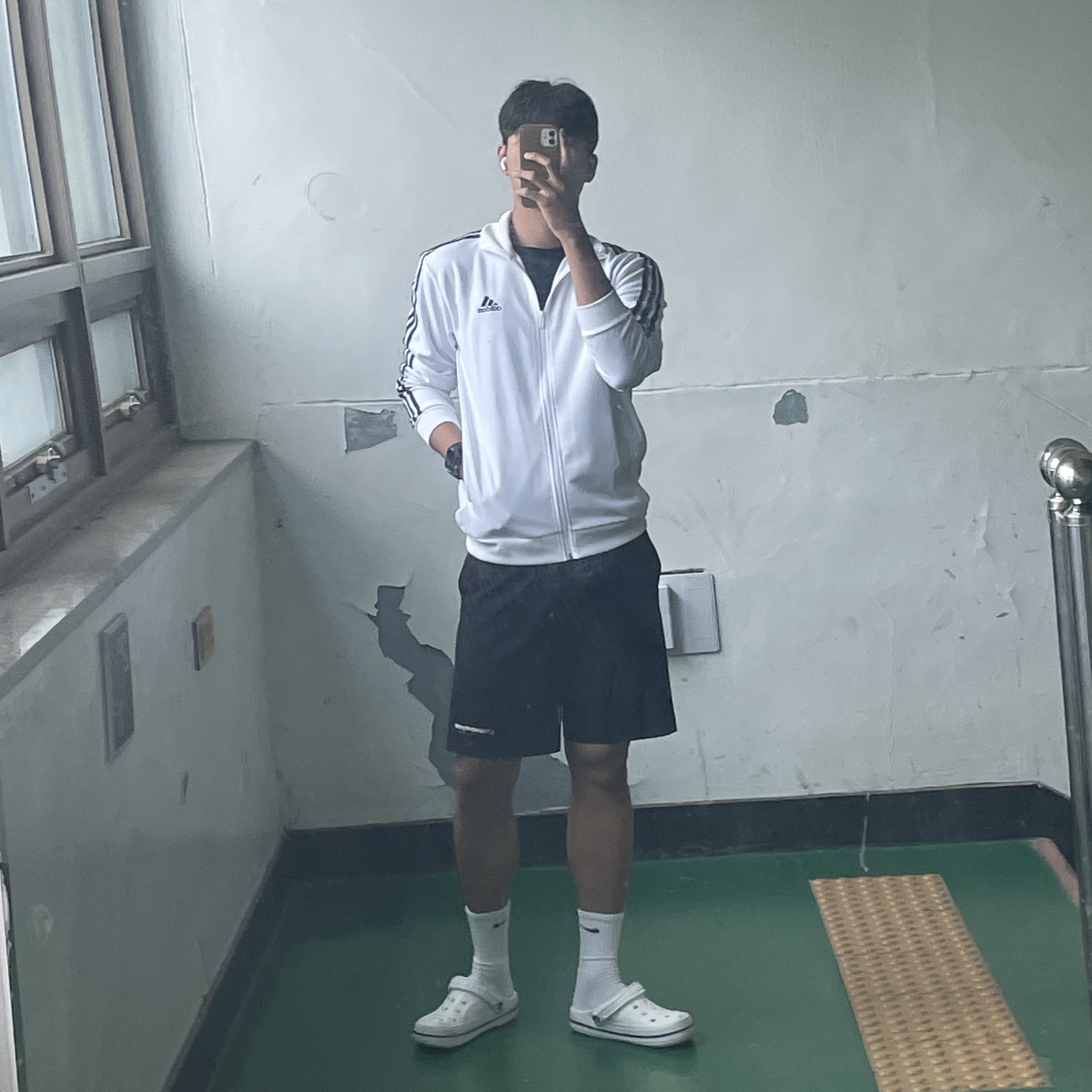 Crocs Bayaband Clog White Navy 착용 스타일