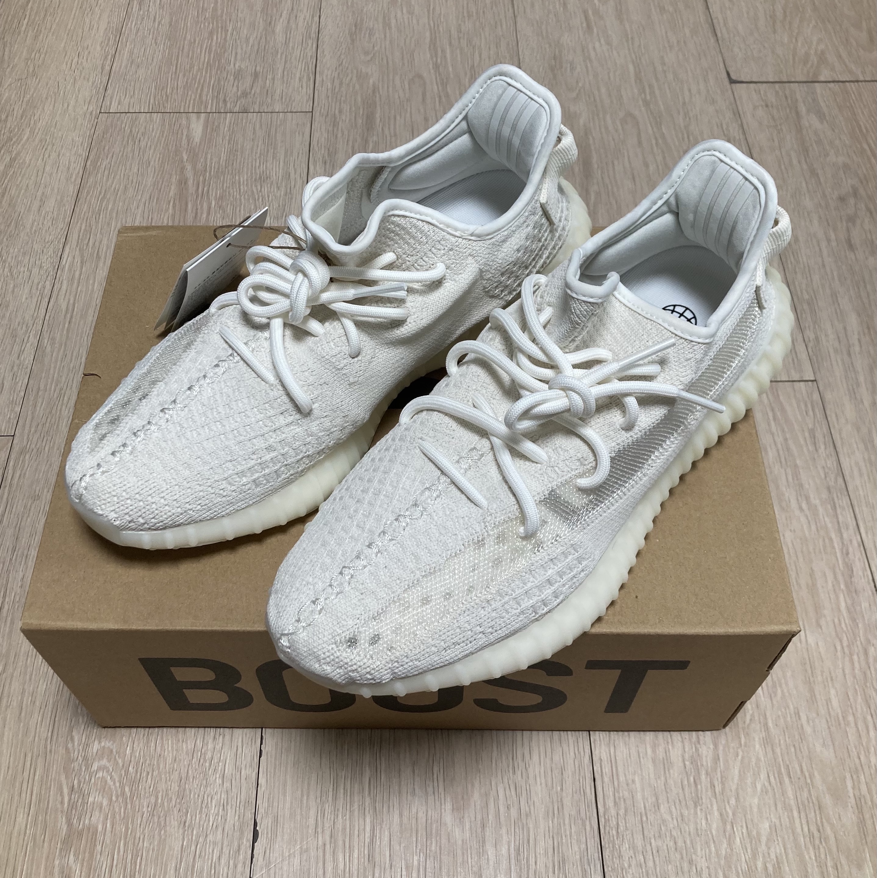Adidas Yeezy Boost 350 V2 Bone 착용 스타일