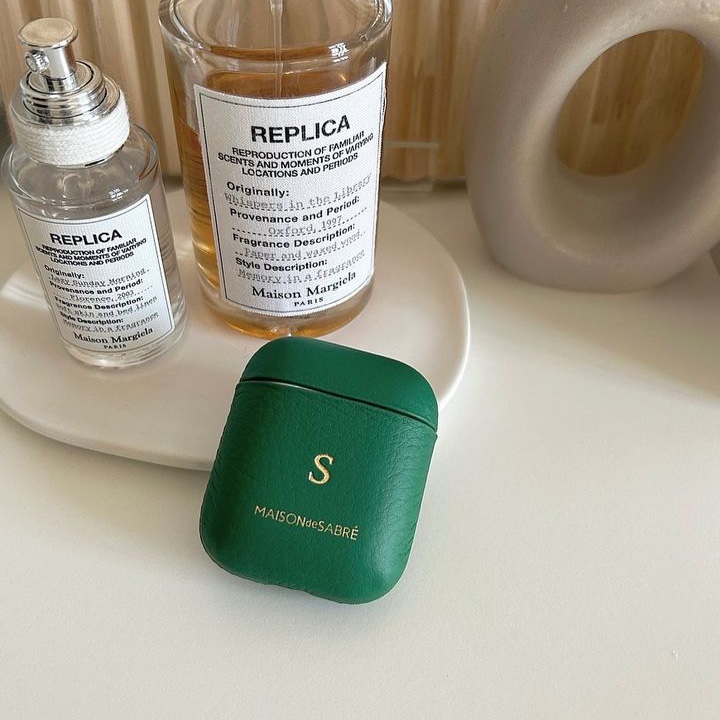 [KREAM 단독] Maison de Sabre AirPods Case Emerald Green 착용 스타일
