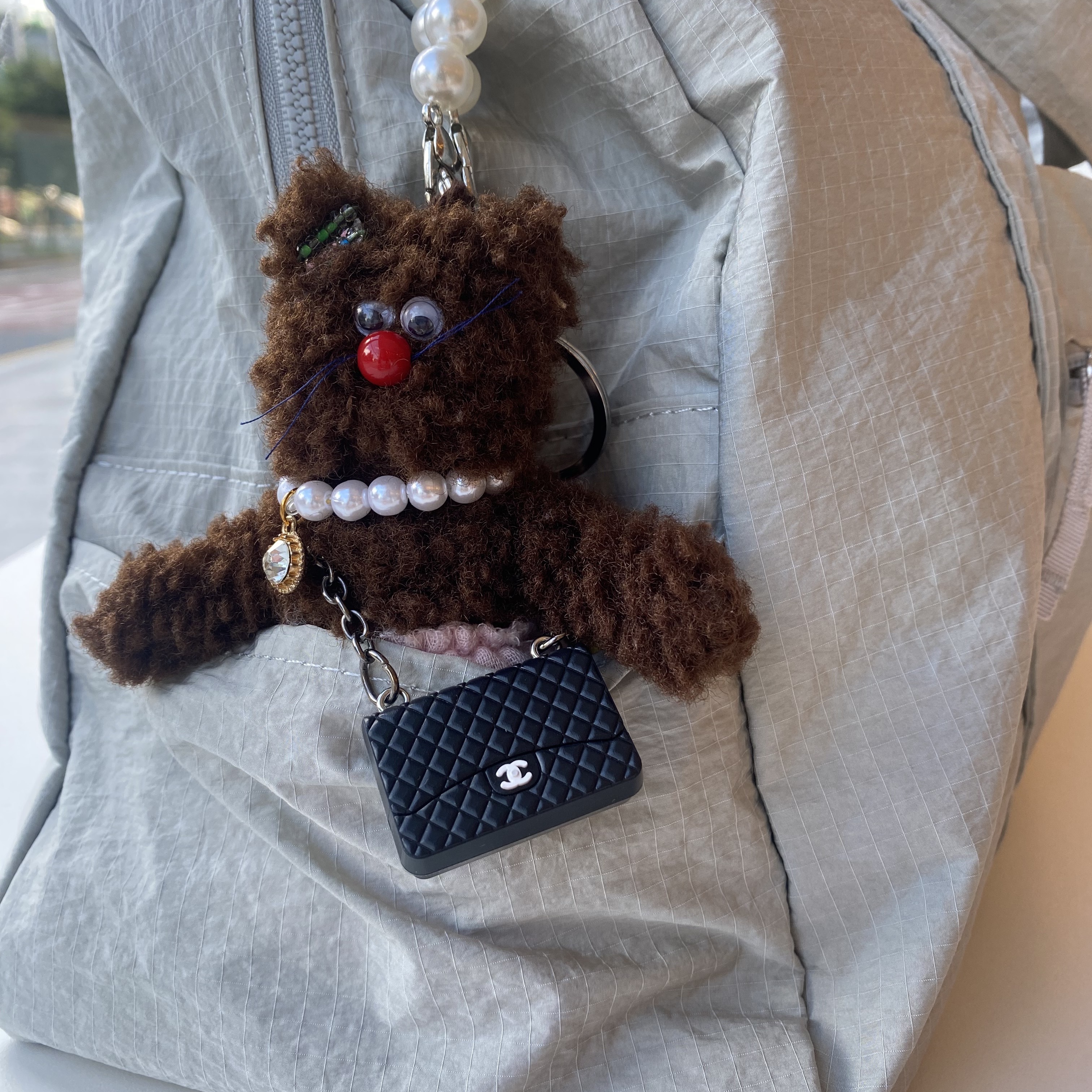 Haag Duffel Bag Silver, Monamhee Bred Keyring with Pink Pants Brown 착용 스타일