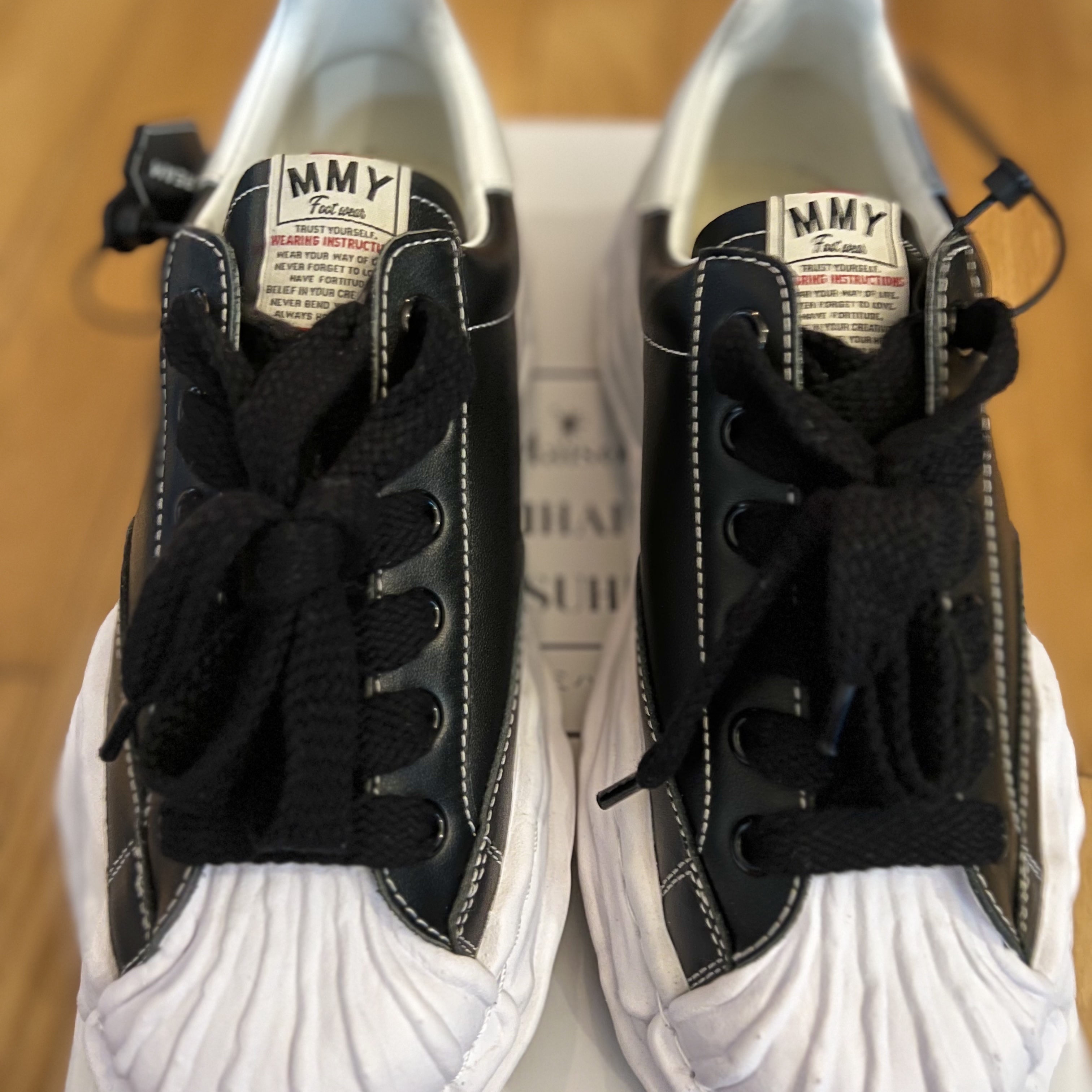 Maison Mihara Yasuhiro Blakey OG Sole Leather Low-top Sneakers Black 착용 스타일 - 5