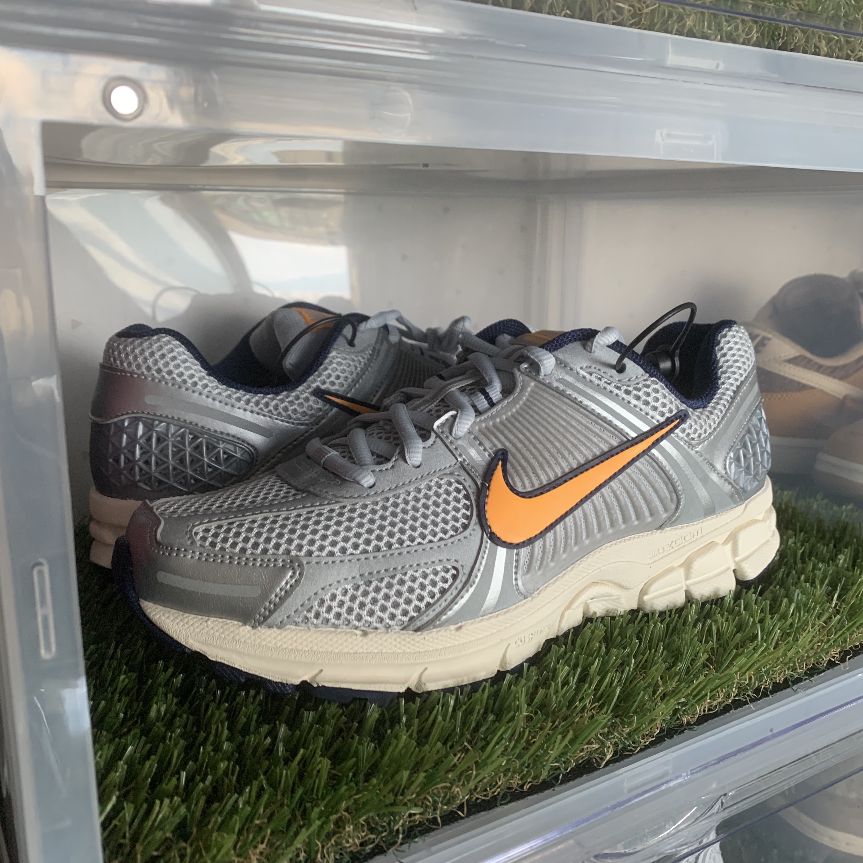 Nike Zoom Vomero 5 Pure Platinum and Laser Orange 착용 스타일 - 1
