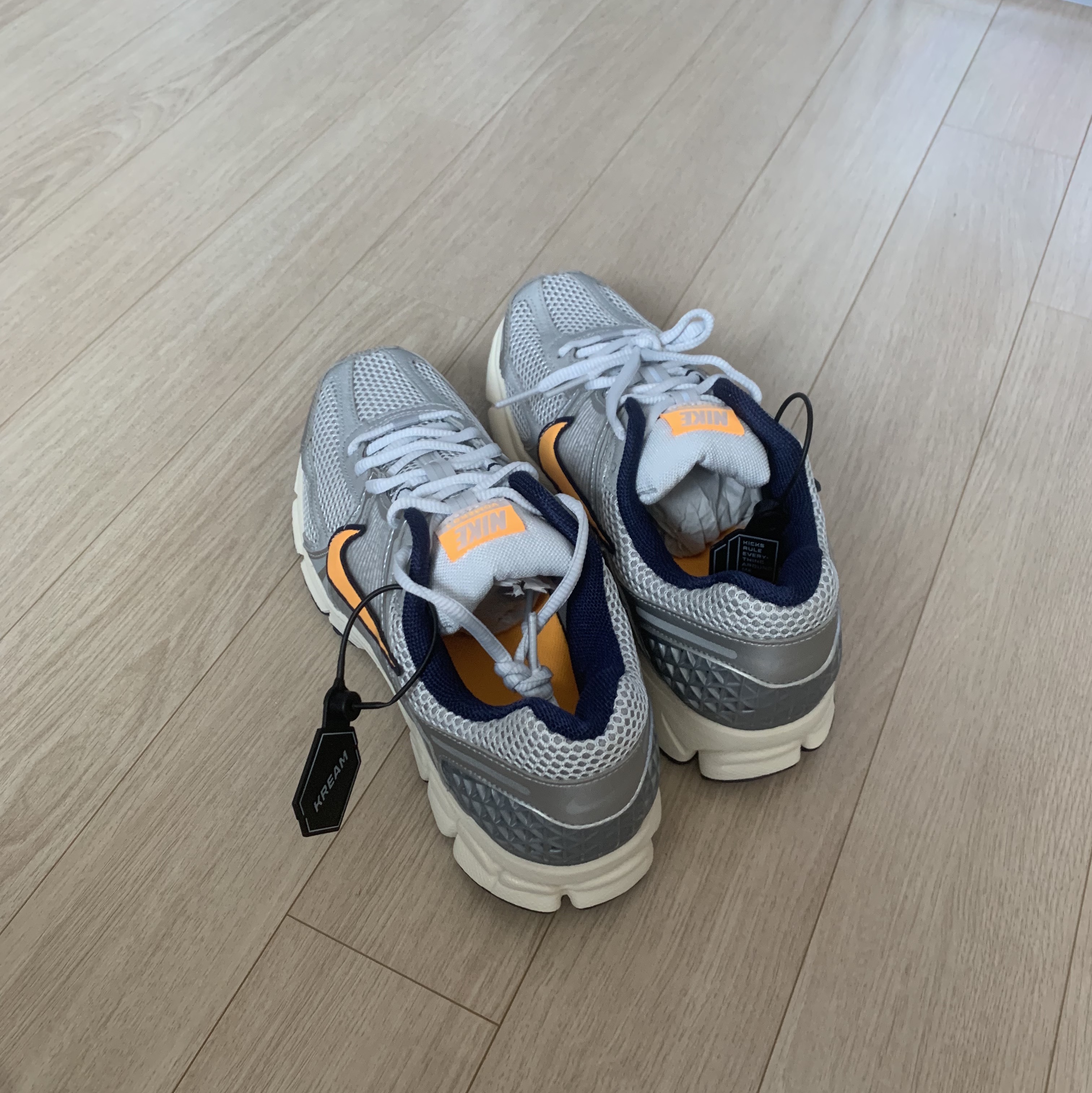 Nike Zoom Vomero 5 Pure Platinum and Laser Orange 착용 스타일 - 4