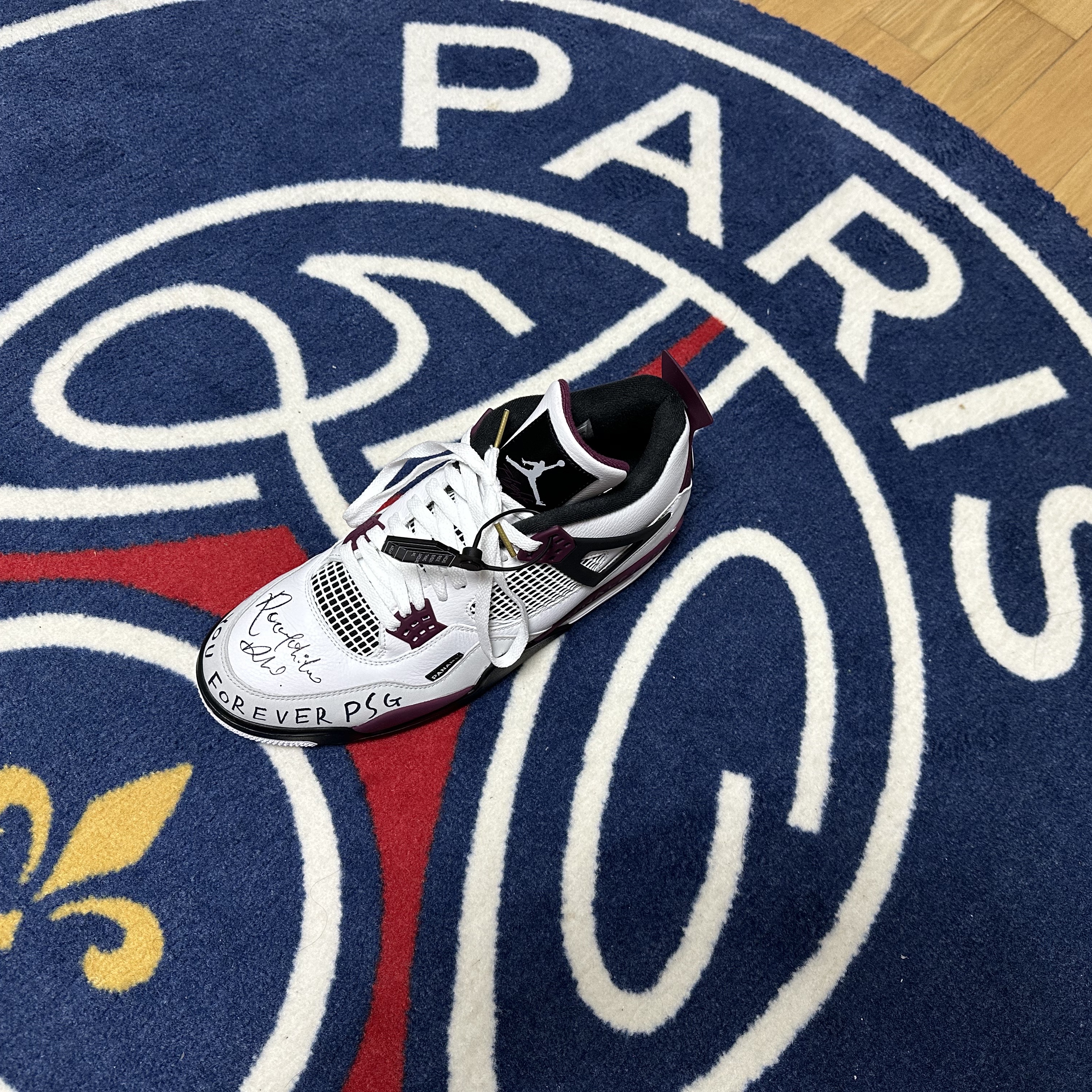Jordan 4 x Paris Saint-Germain Retro Neutral Grey Bordeaux 착용 스타일 - 1