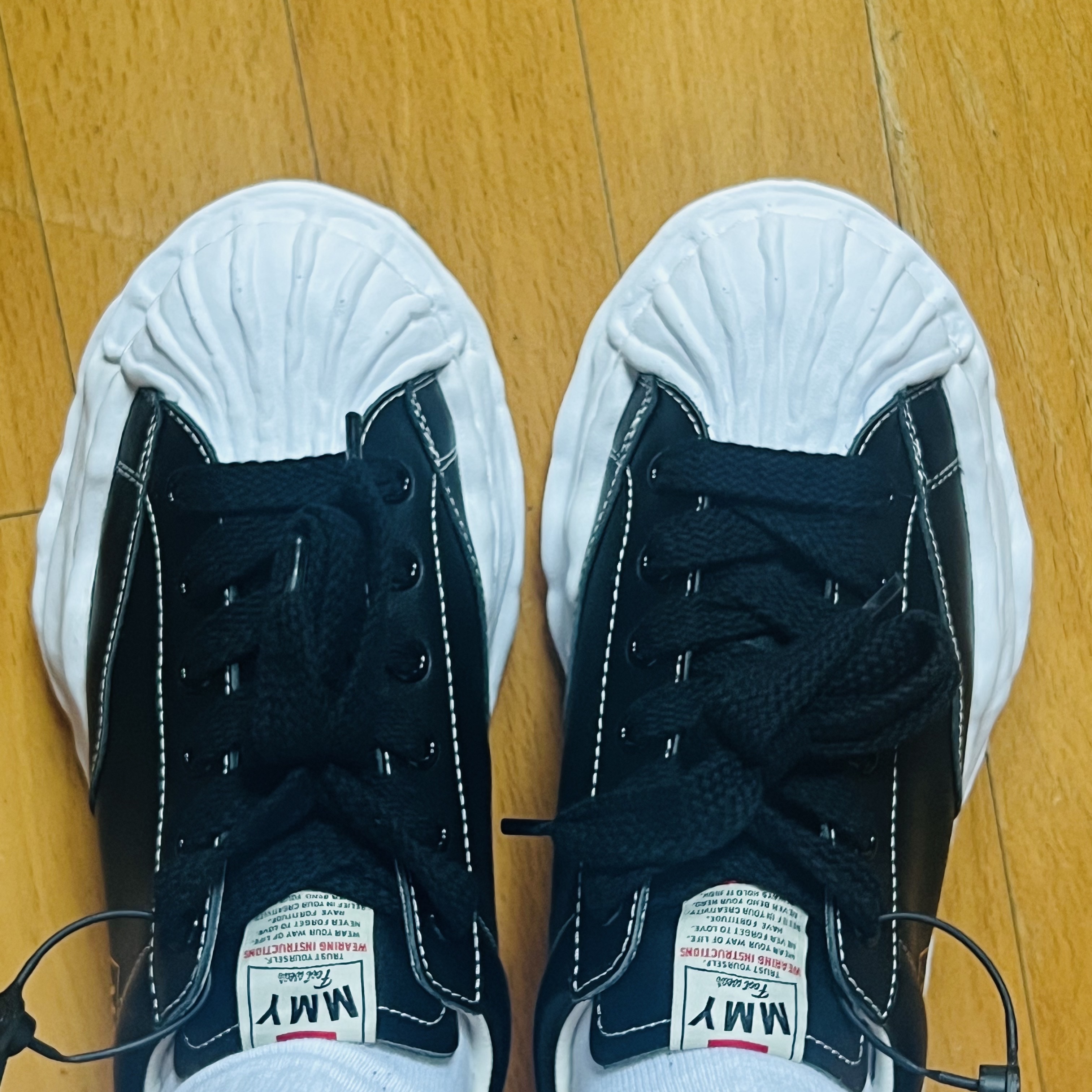 Maison Mihara Yasuhiro Blakey OG Sole Leather Low-top Sneakers Black 착용 스타일 - 2