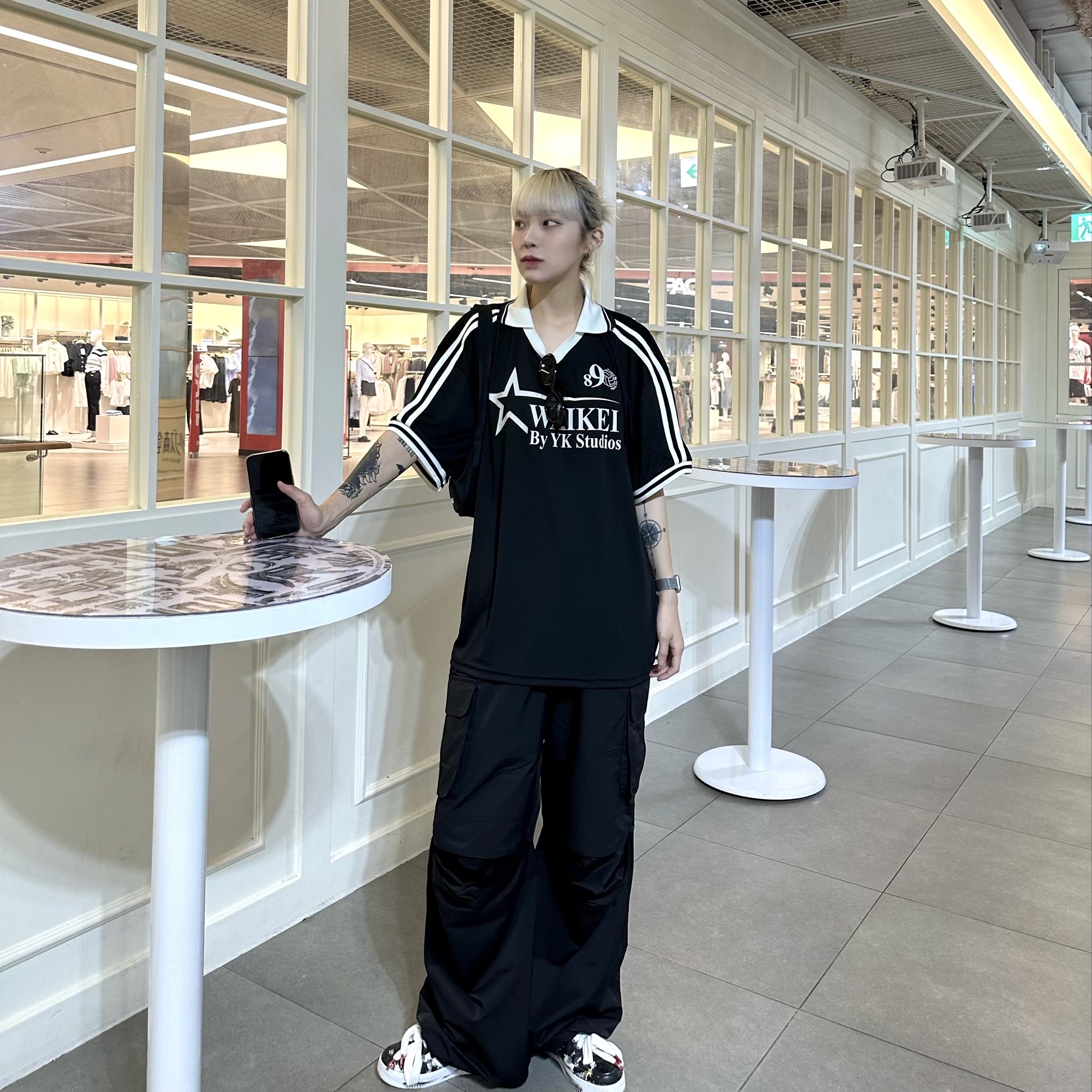 Balenciaga Wheel Small Sling Shoulder Bag Black, Nike x Peaceminusone Air Force 1 Low Para-Noise 착용 스타일 - 1