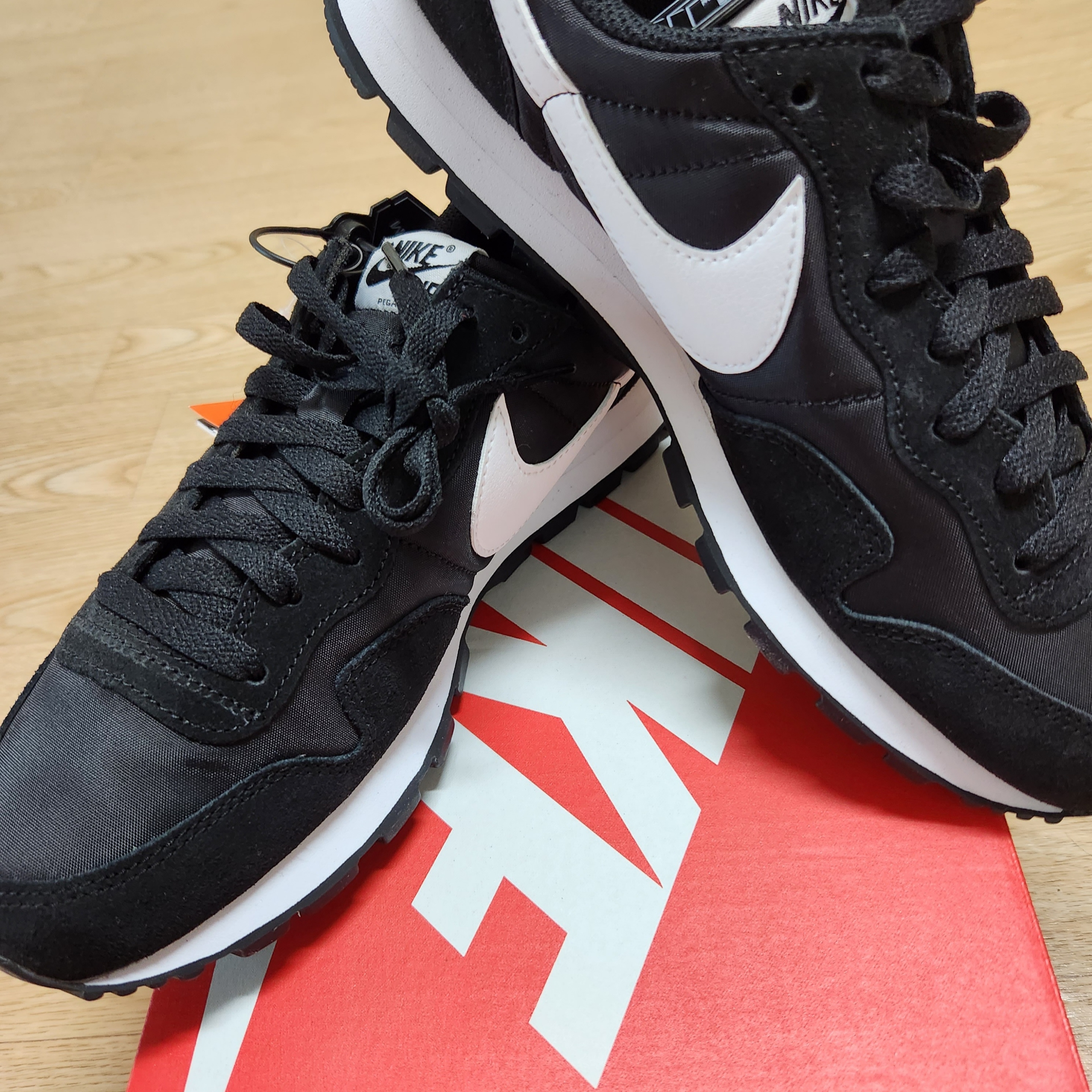 Nike Air Pegasus 83 Black White 착용 스타일 - 2