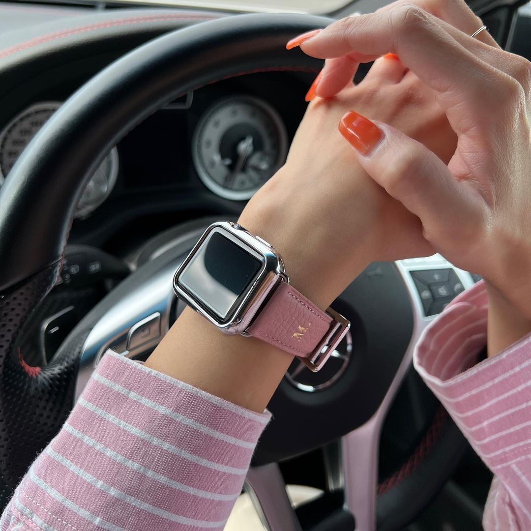 [KREAM 단독] Maison de Sabre The Apple Watch Band Pink Lily, [KREAM 단독] Maison de Sabre The Apple Watch Band Black Caviar 착용 스타일 - 2