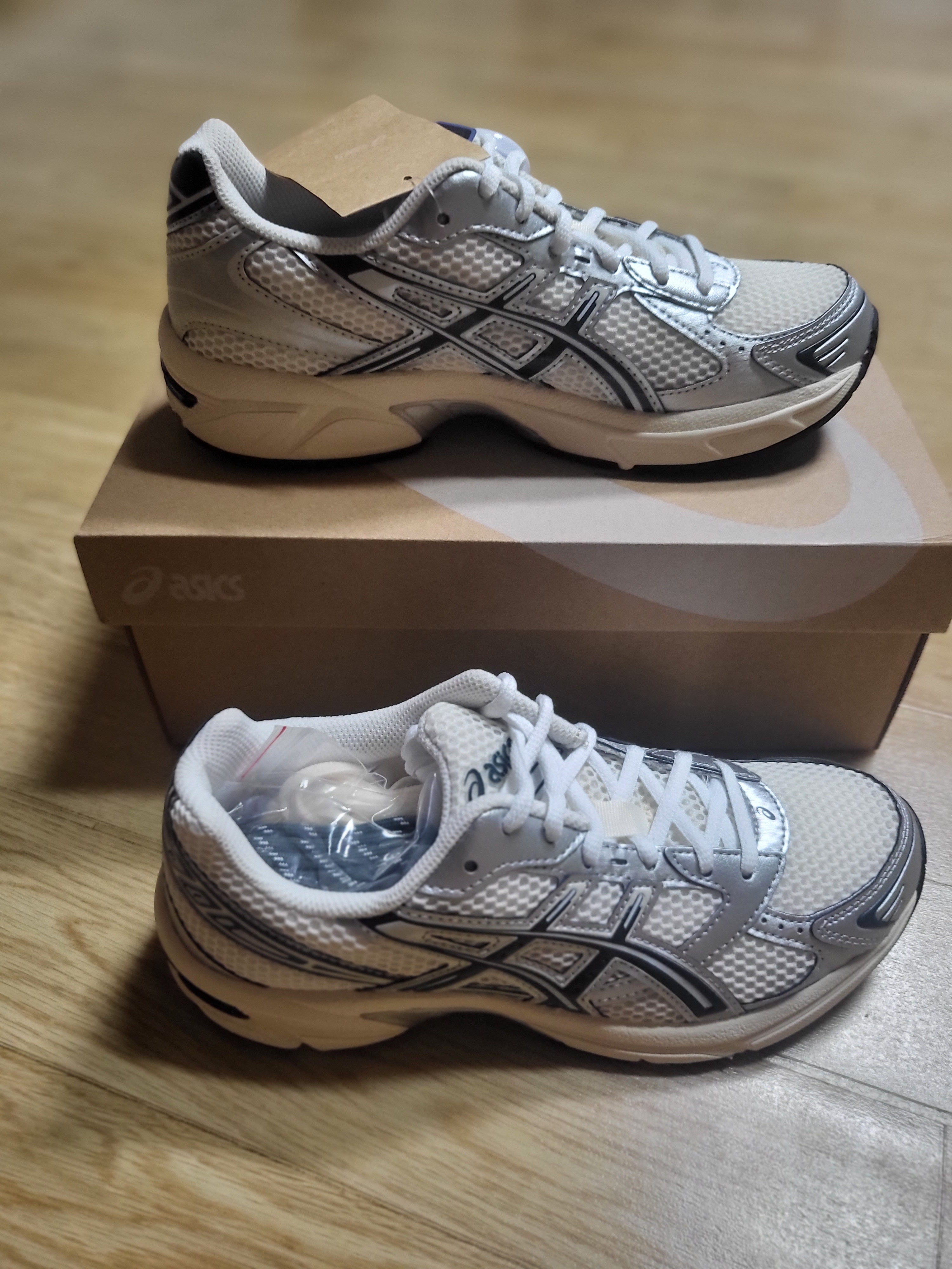 Asics x Kith Gel-1130 Cream Scarab 착용 스타일 - 1