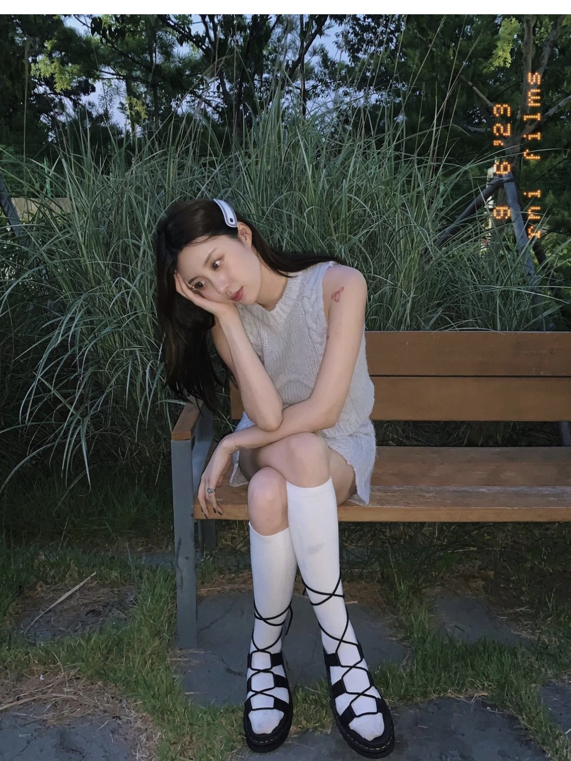 (W) Dr. Martens Nartilla Hydro Leather Sandal Black 착용 스타일 - 2