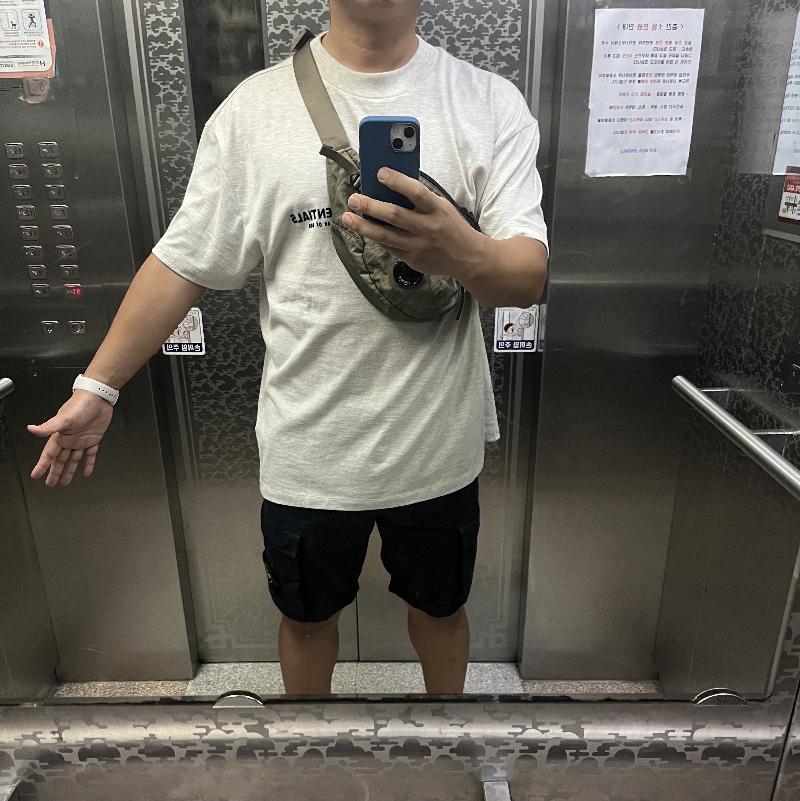 Essentials The Core Collection T-Shirt Light Oatmeal 착용 스타일 - 2
