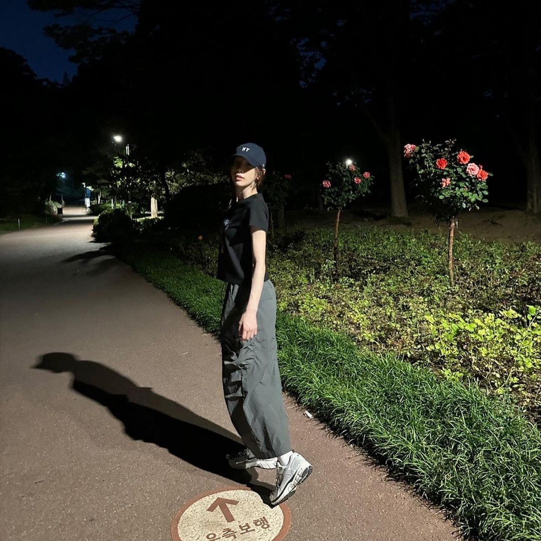 Nike Zoom Vomero 5 Light Bone and Black 착용 스타일