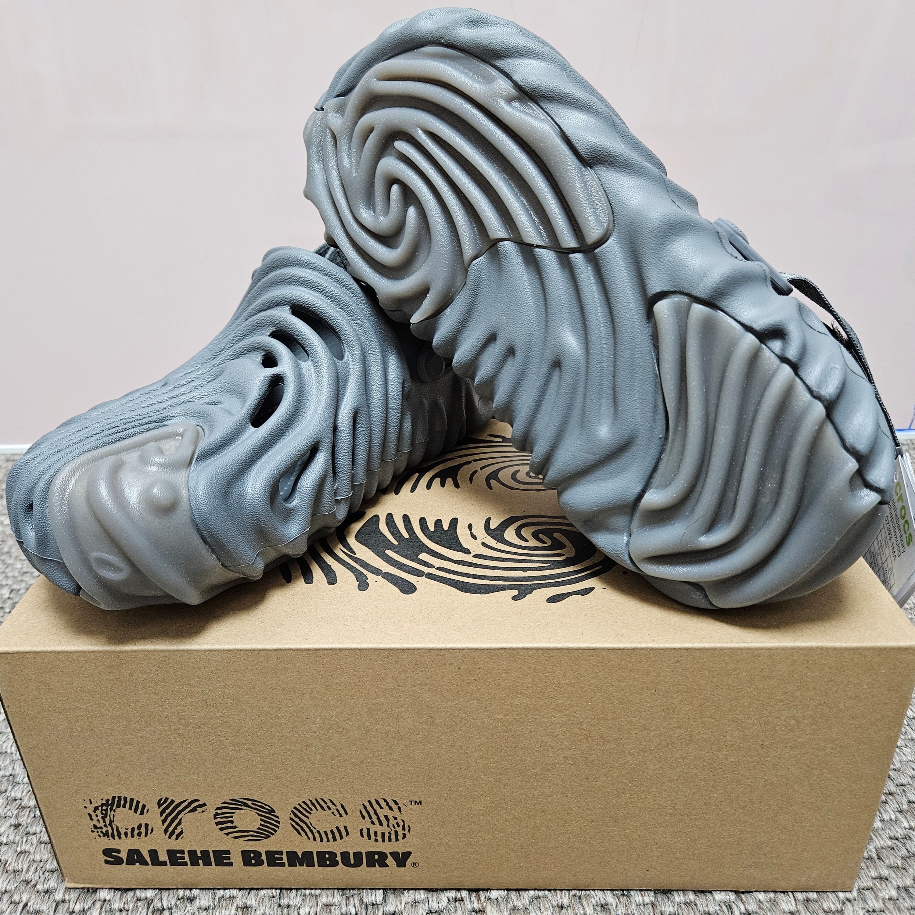 Crocs x Salehe Bembury Pollex Clog Niagara 착용 스타일 - 2