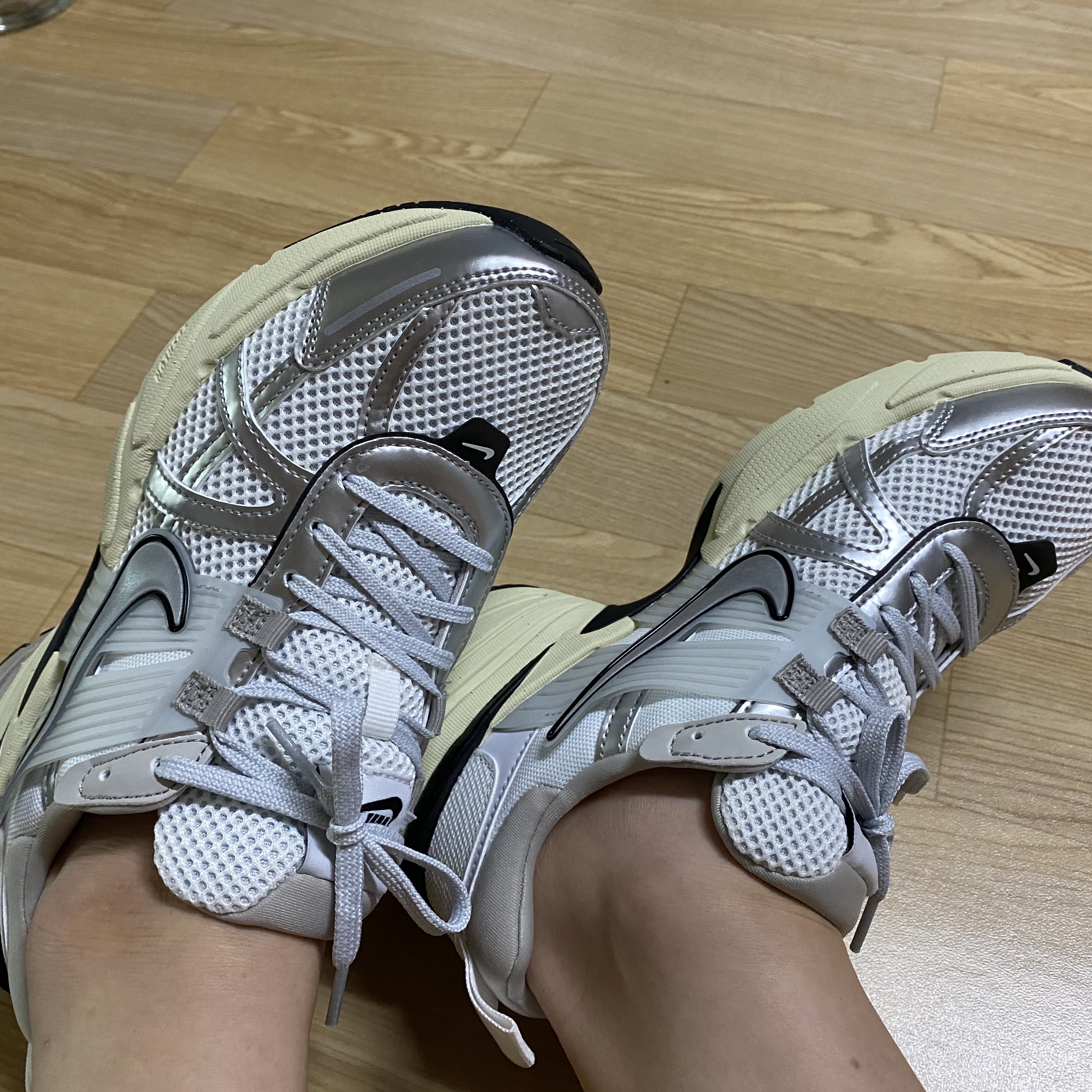 Nike V2K Run Summit White Metallic Silver 착용 스타일