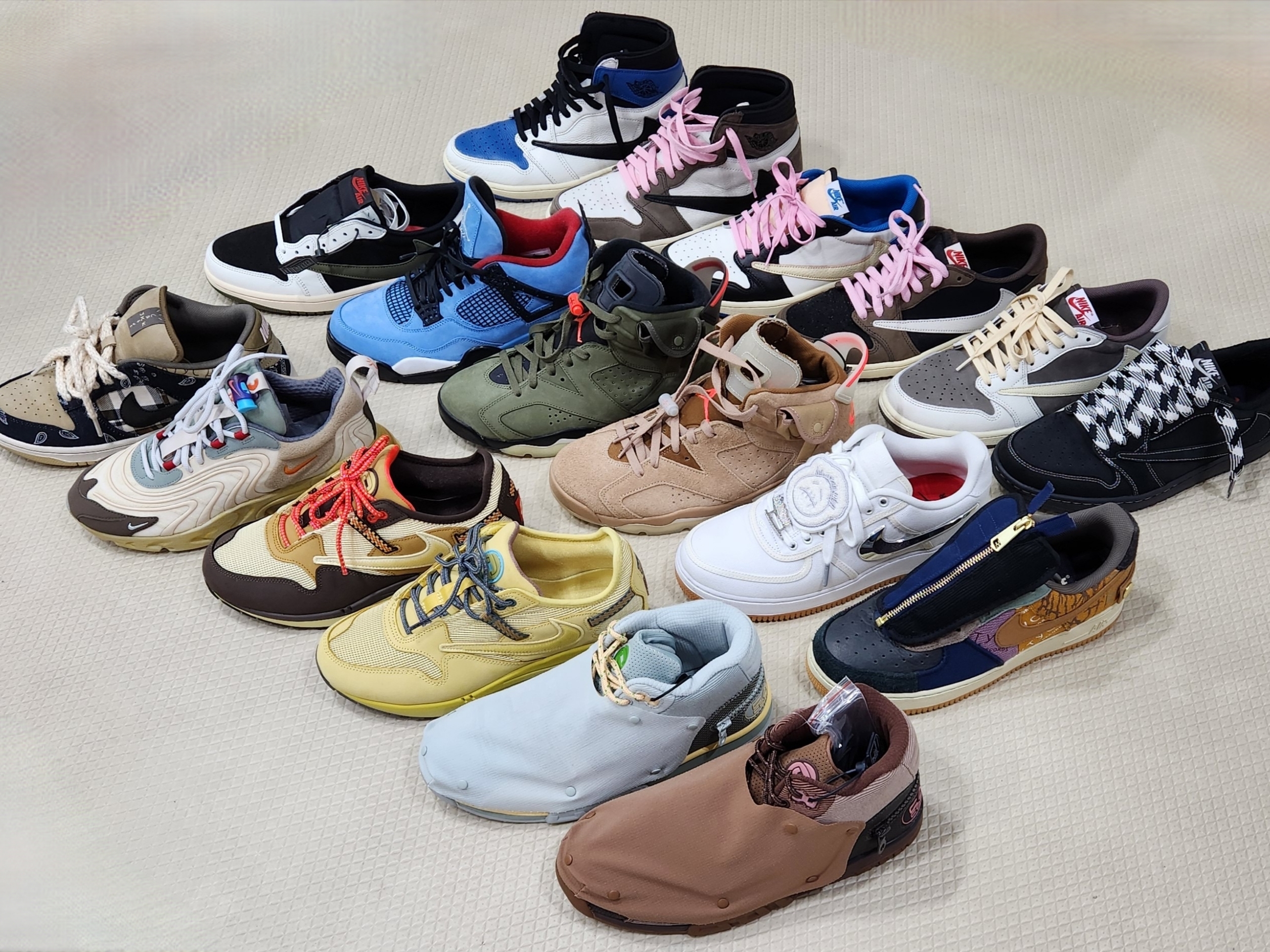 Jordan 1 x Travis Scott x Fragment Retro High OG SP Military Blue, Jordan 1 x Travis Scott Retro High OG SP Mocha 착용 스타일