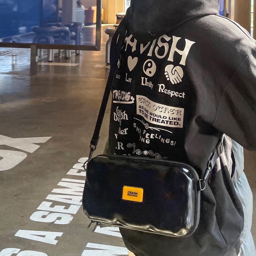CRASH BAGGAGE Mini Icon Black 착용 스타일