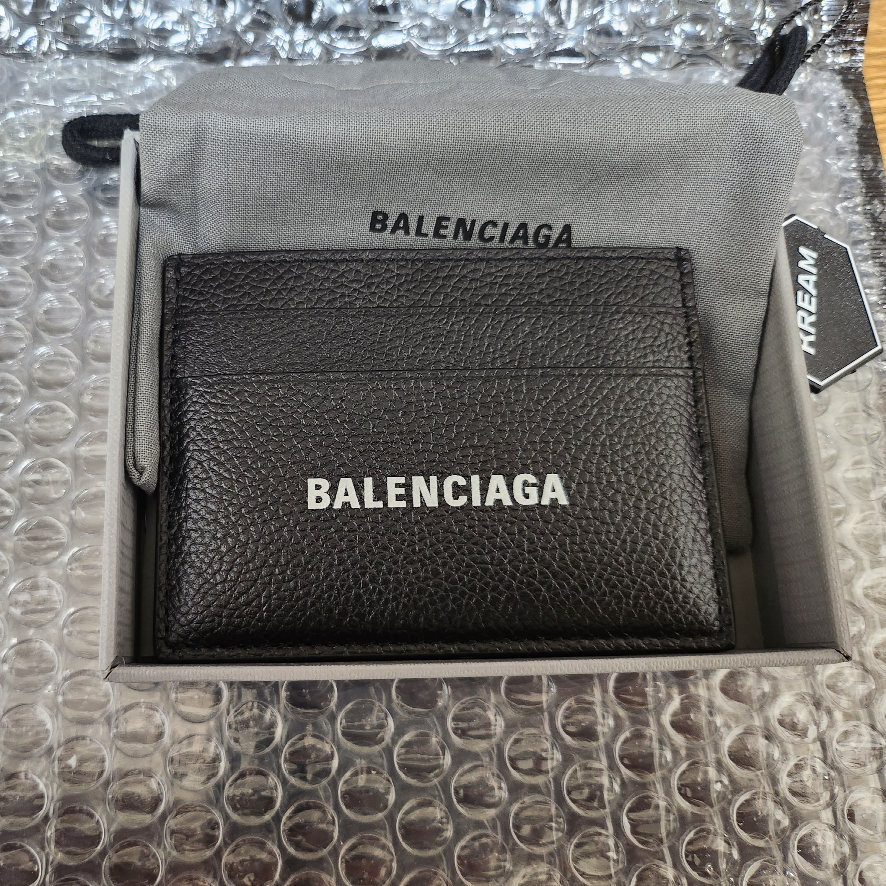 Balenciaga Cash Card Holder Black 착용 스타일