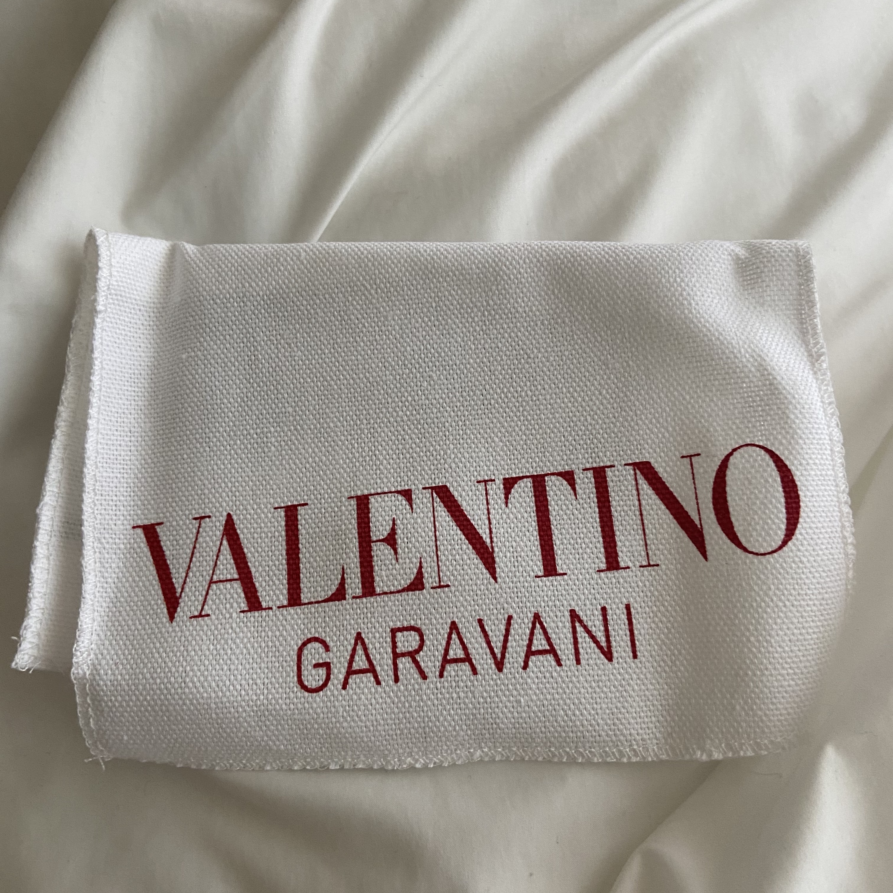 Valentino Vlogo Signature Grainy Calfskin Card Holder Black 착용 스타일 - 2