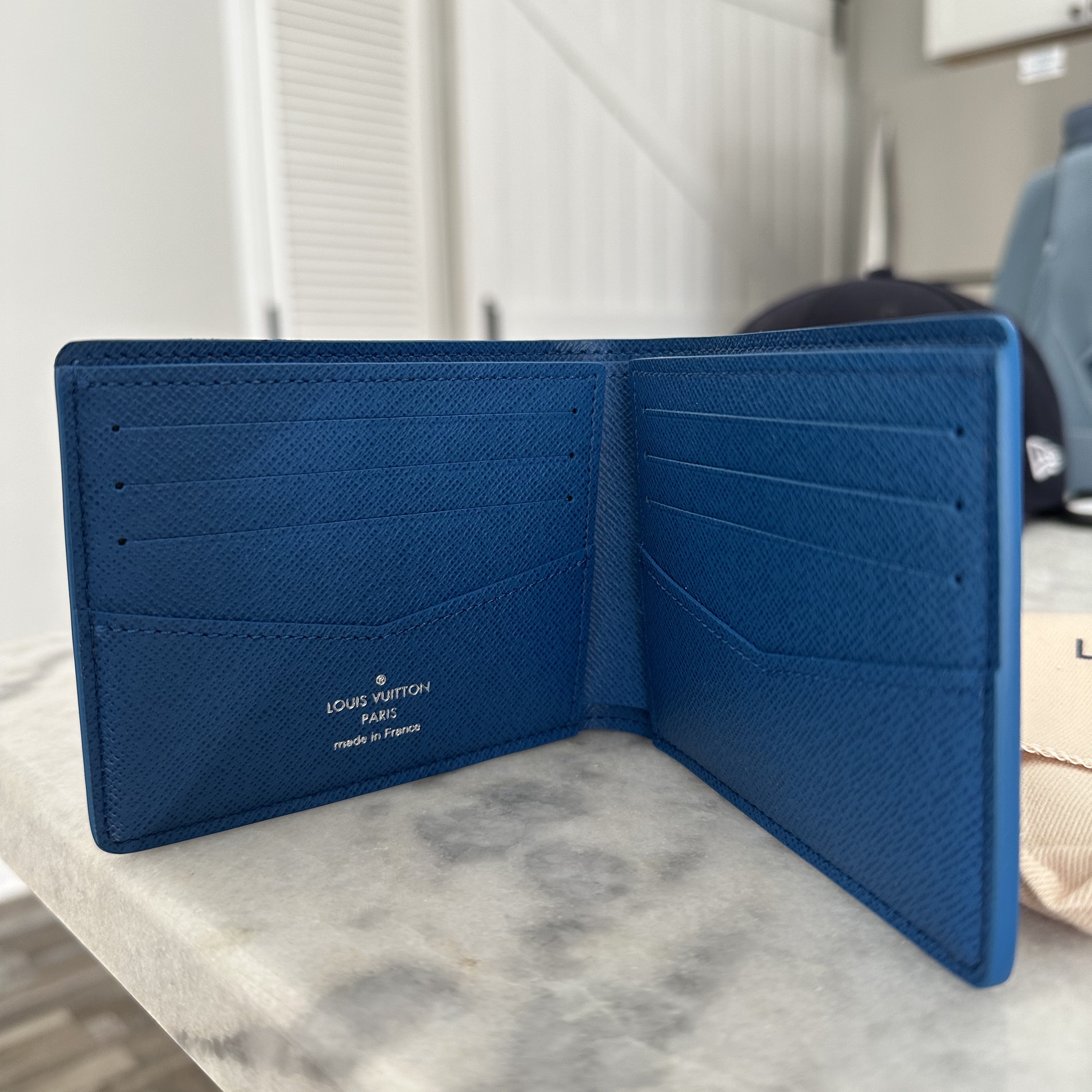Louis Vuitton Slender Wallet Damier Graphite Blue 착용 스타일 - 3