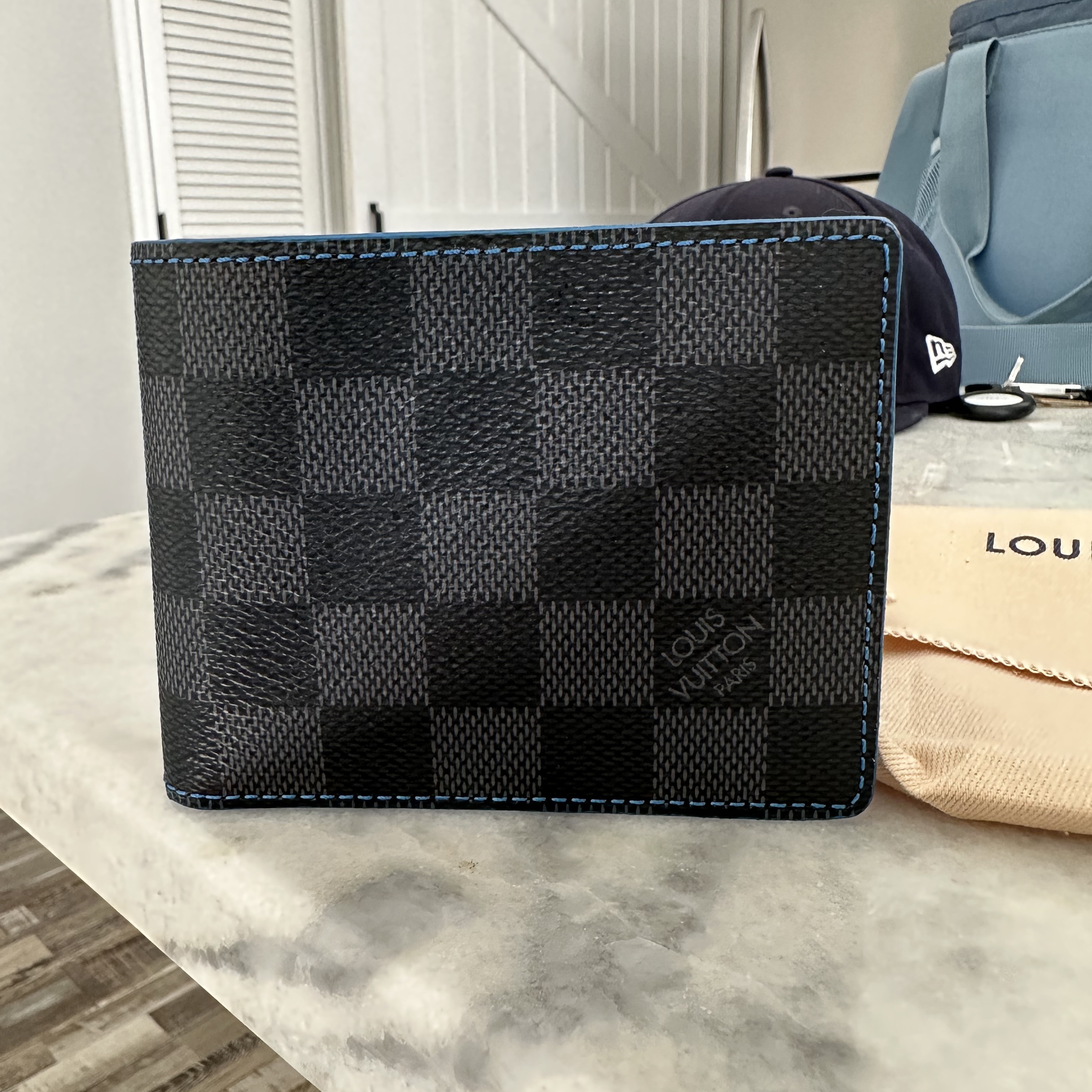 Louis Vuitton Slender Wallet Damier Graphite Blue 착용 스타일 - 1