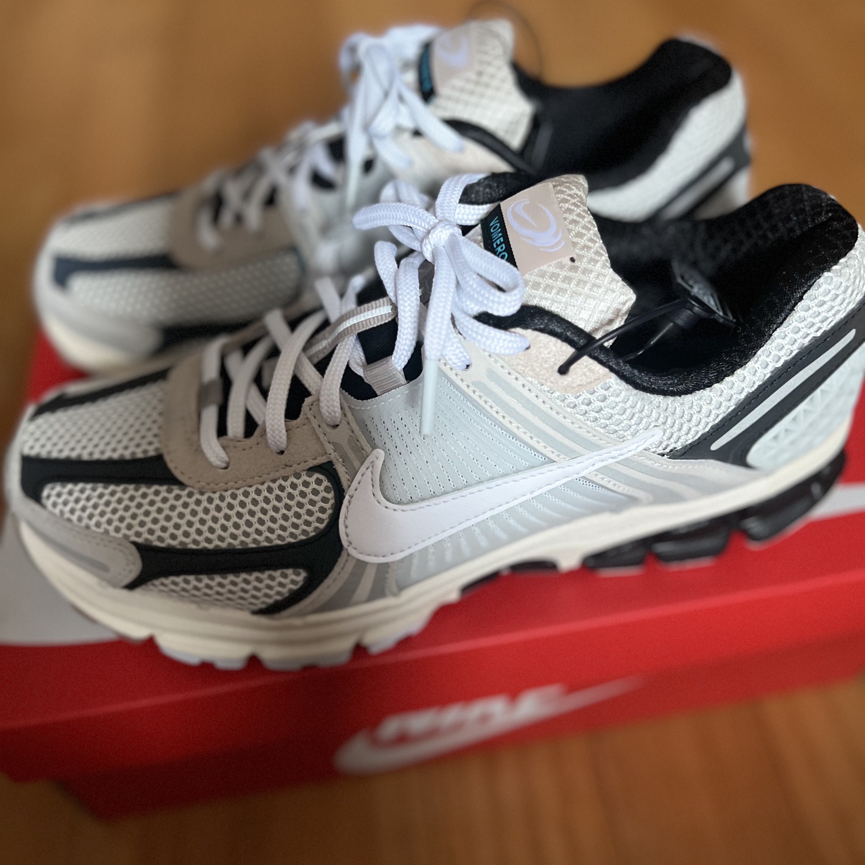 Nike Zoom Vomero 5 Light Bone and Black 착용 스타일 - 1