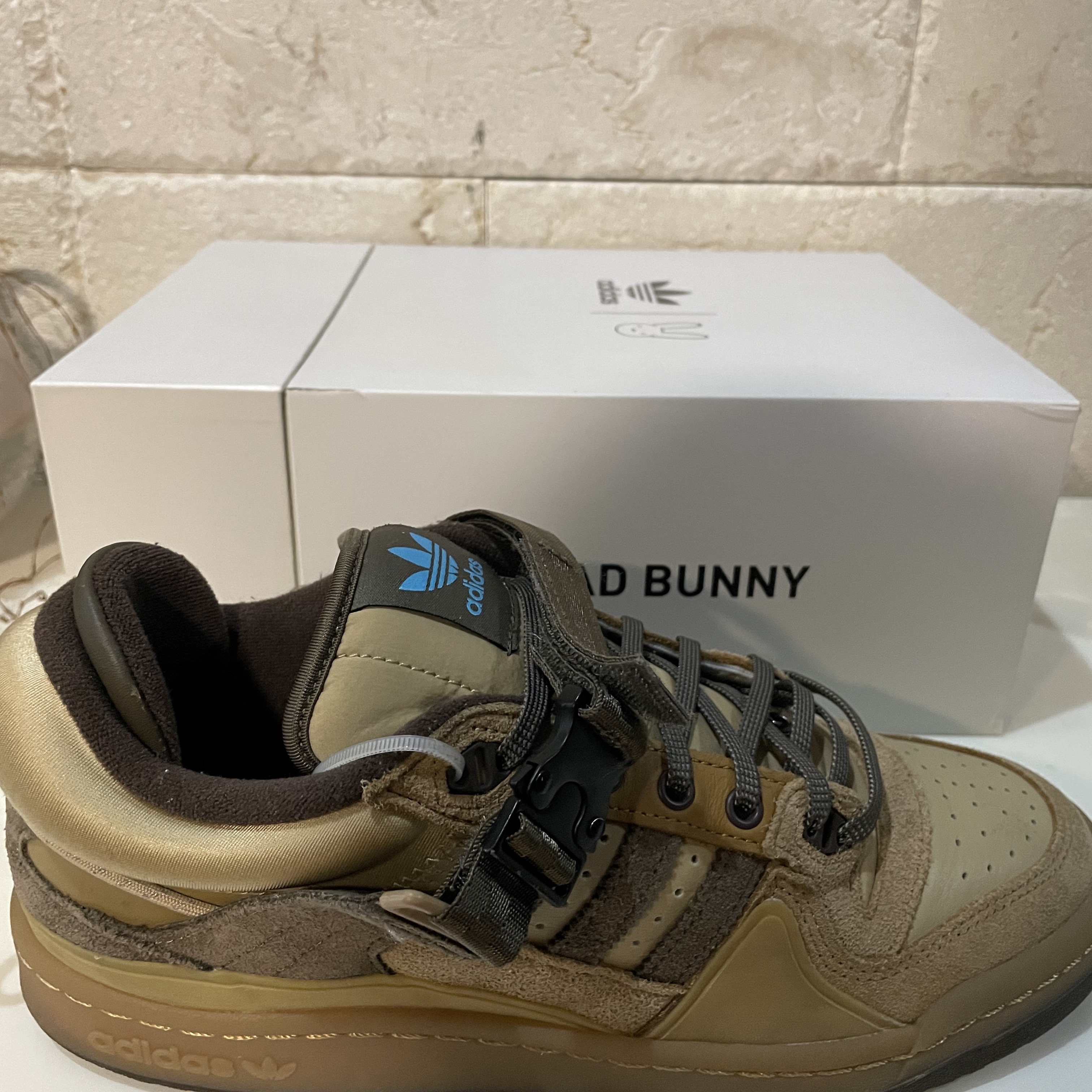Adidas x Bad Bunny Forum 84 Low The First Cafe 착용 스타일 - 2