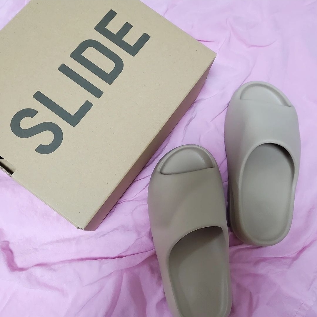 Adidas Yeezy Slide Pure 착용 스타일
