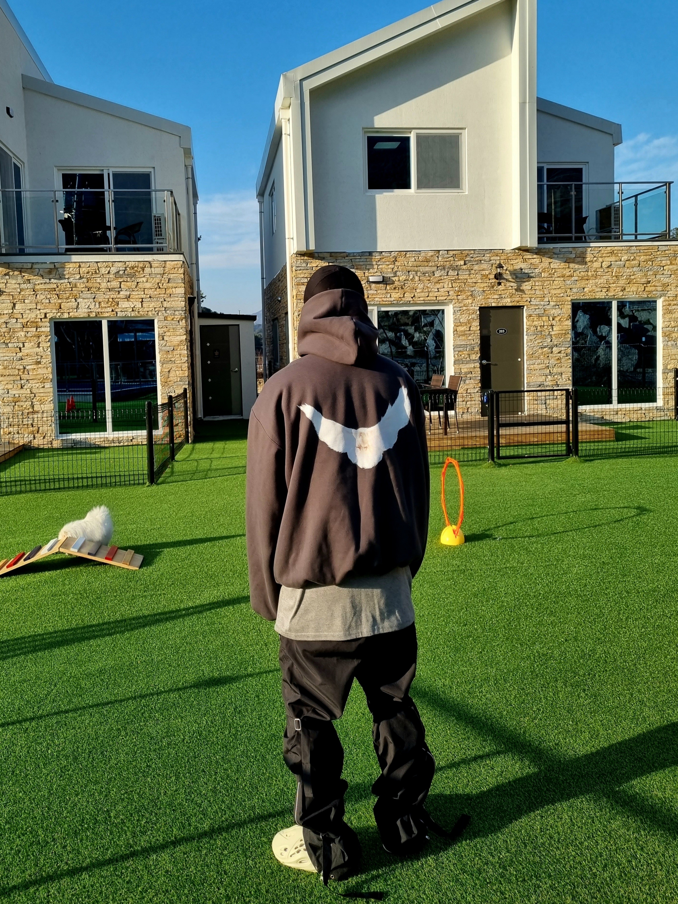 Yeezy Gap Engineered By Balenciaga Dove Hoodie Black, Adidas Yeezy Foam RNNR Sand 착용 스타일 - 1