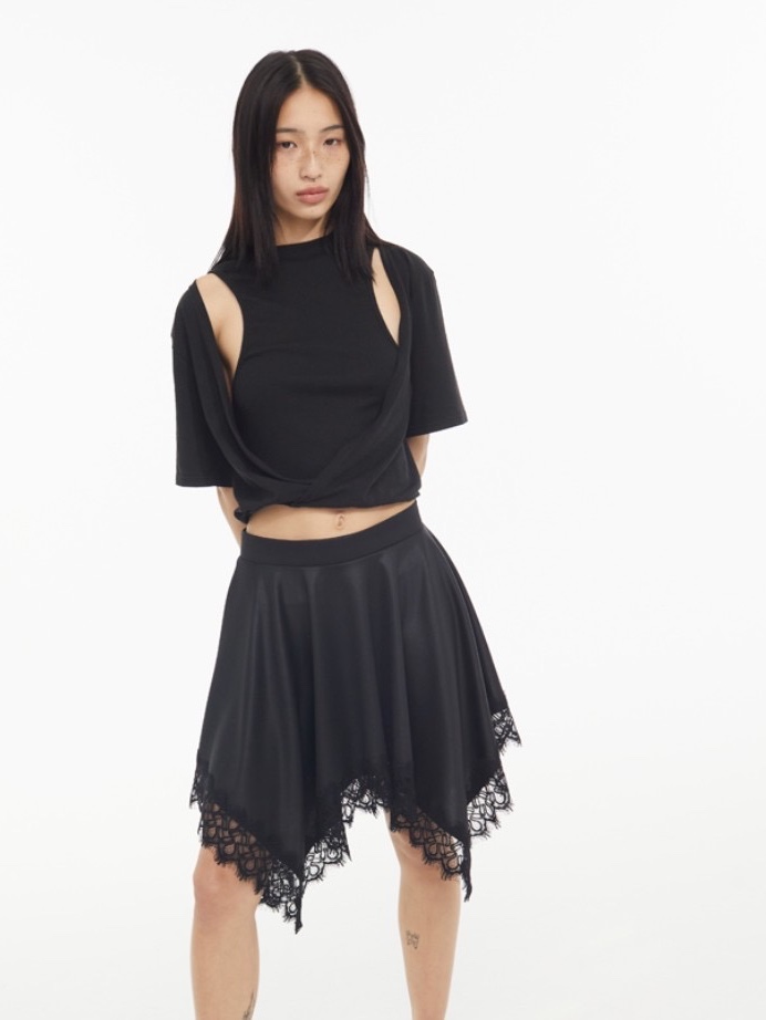 KYO Women Halfneck Cross Cutout Tee Black 착용 스타일