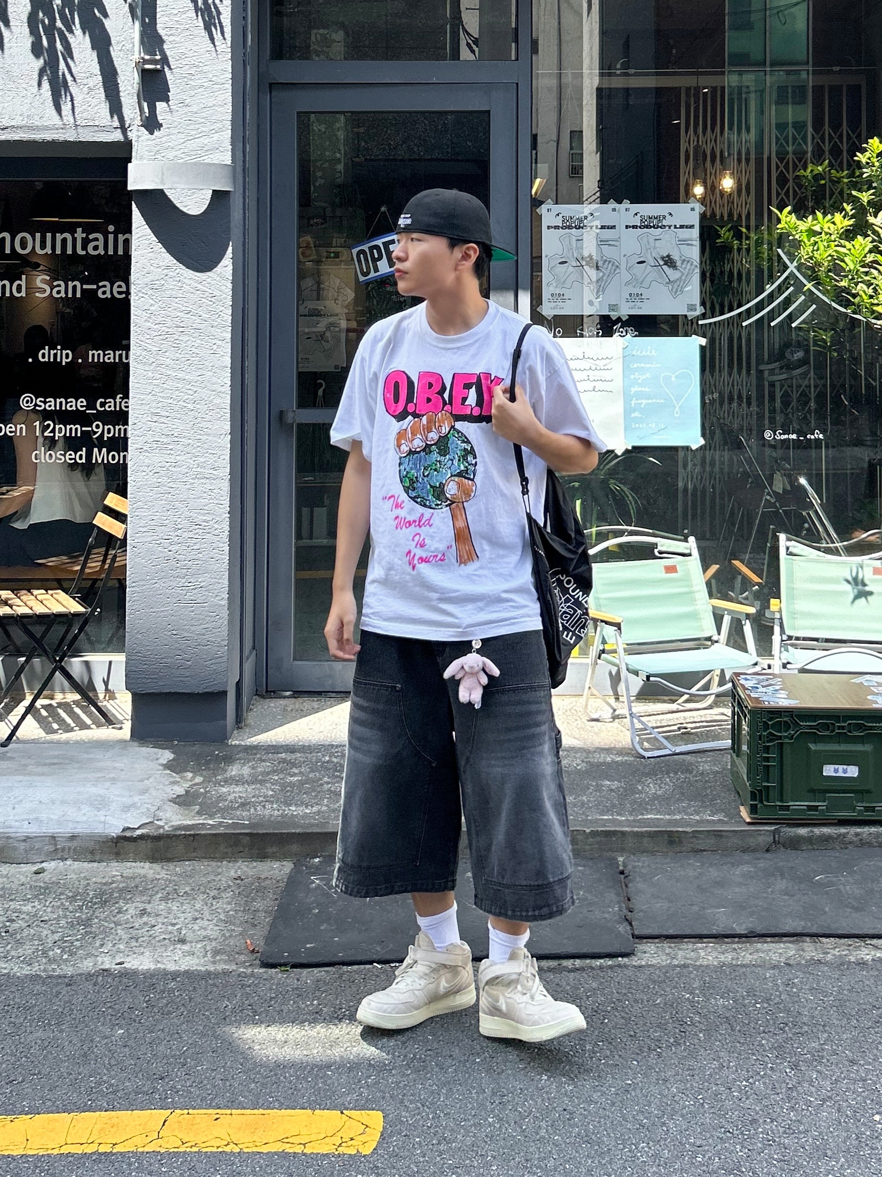 Nike x Stussy Air Force 1 '07 Mid SP Fossil, Jellycat Bashful Bunny Bag Charm Blush 착용 스타일 - 1