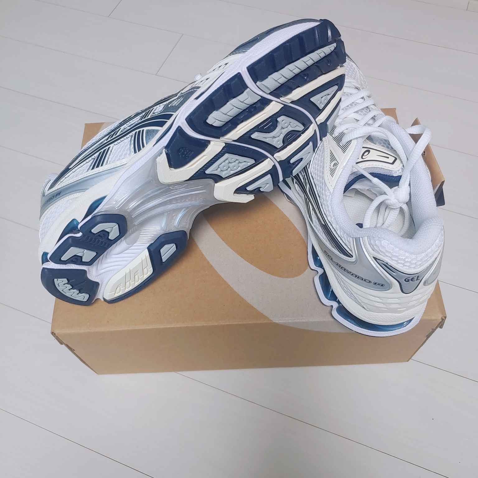 (W) Asics Gel-Kayano 14 White Midnight 착용 스타일 - 2