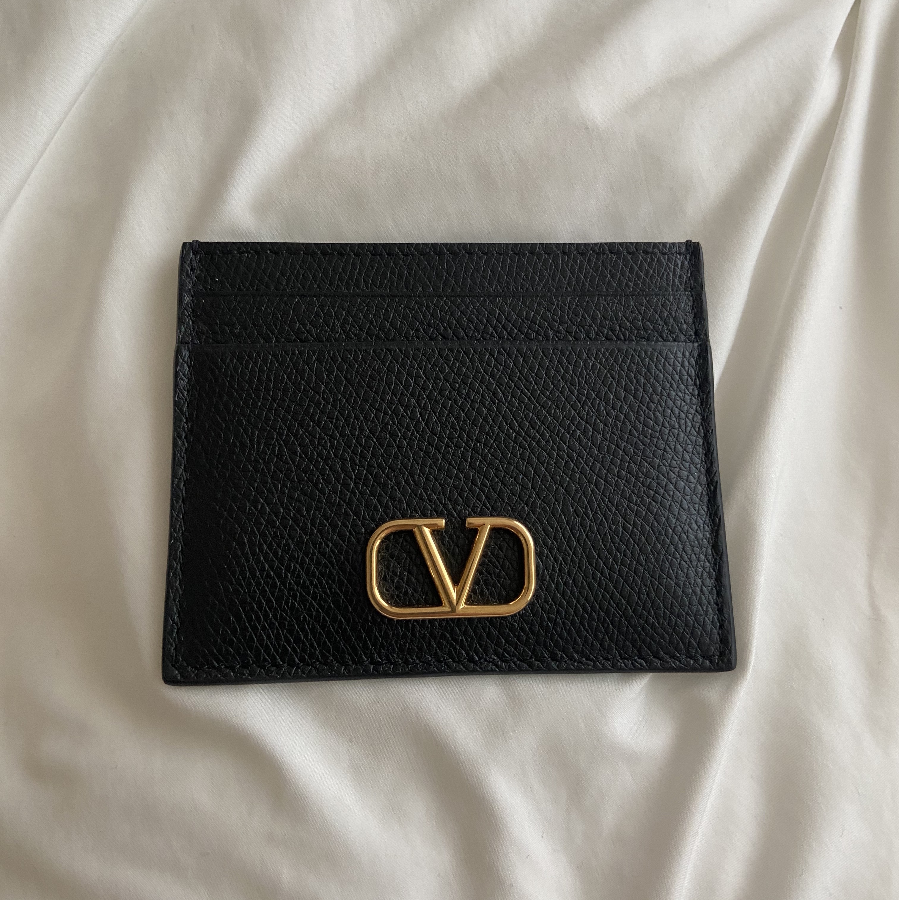 Valentino Vlogo Signature Grainy Calfskin Card Holder Black 착용 스타일 - 1