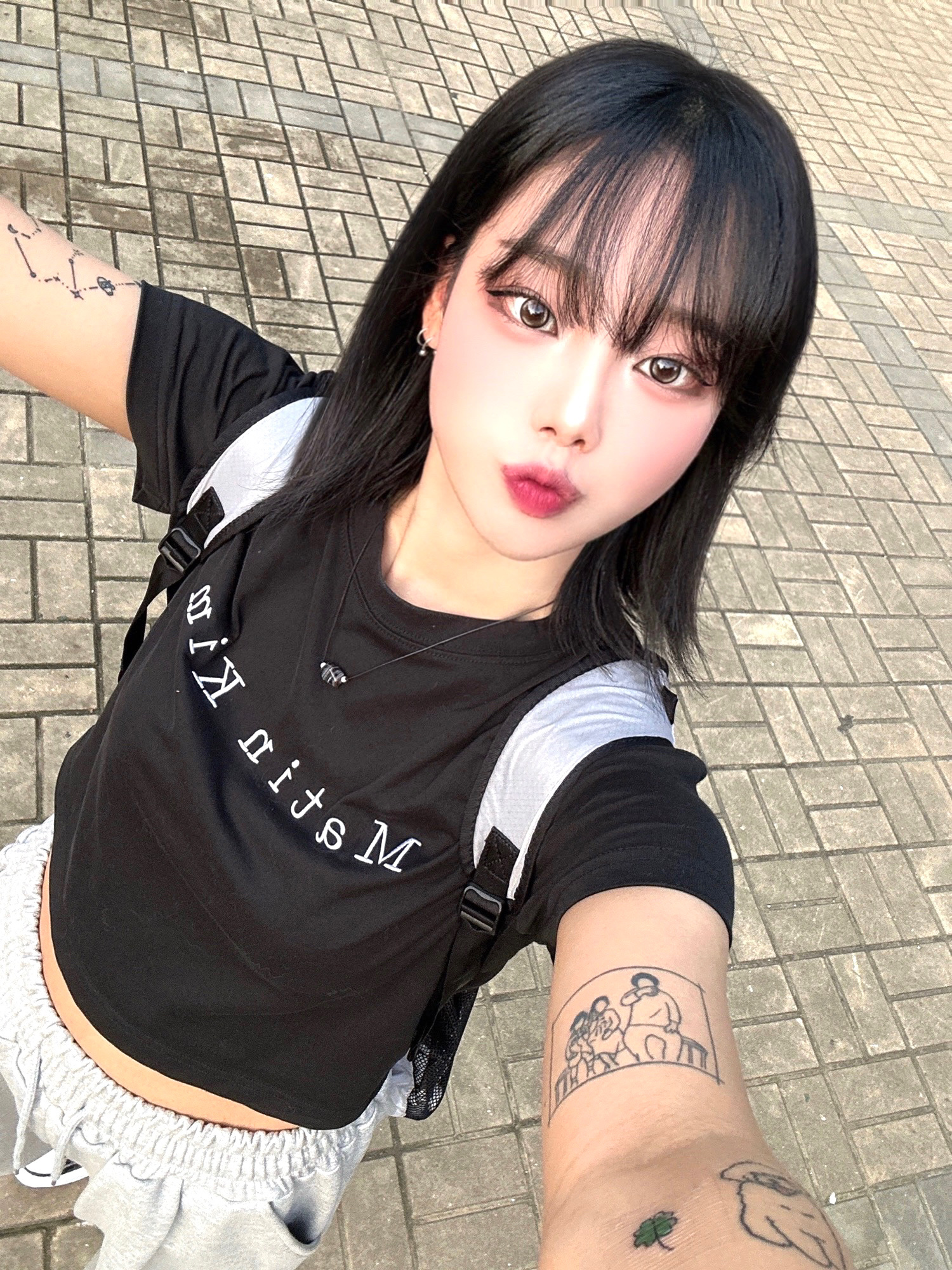 (W) Matin Kim Logo Silket Crop Top Black 착용 스타일 - 2