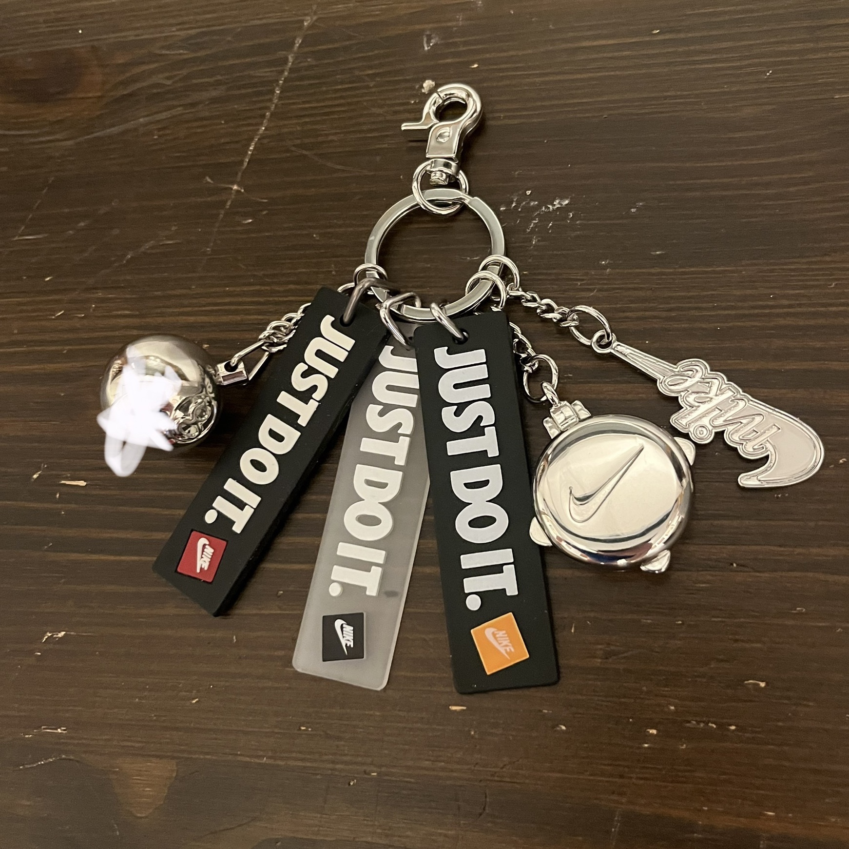 Nike 50th Anniversary Special Keyring Set, Stussy Metal 8 Ball Keychain Silver 착용 스타일