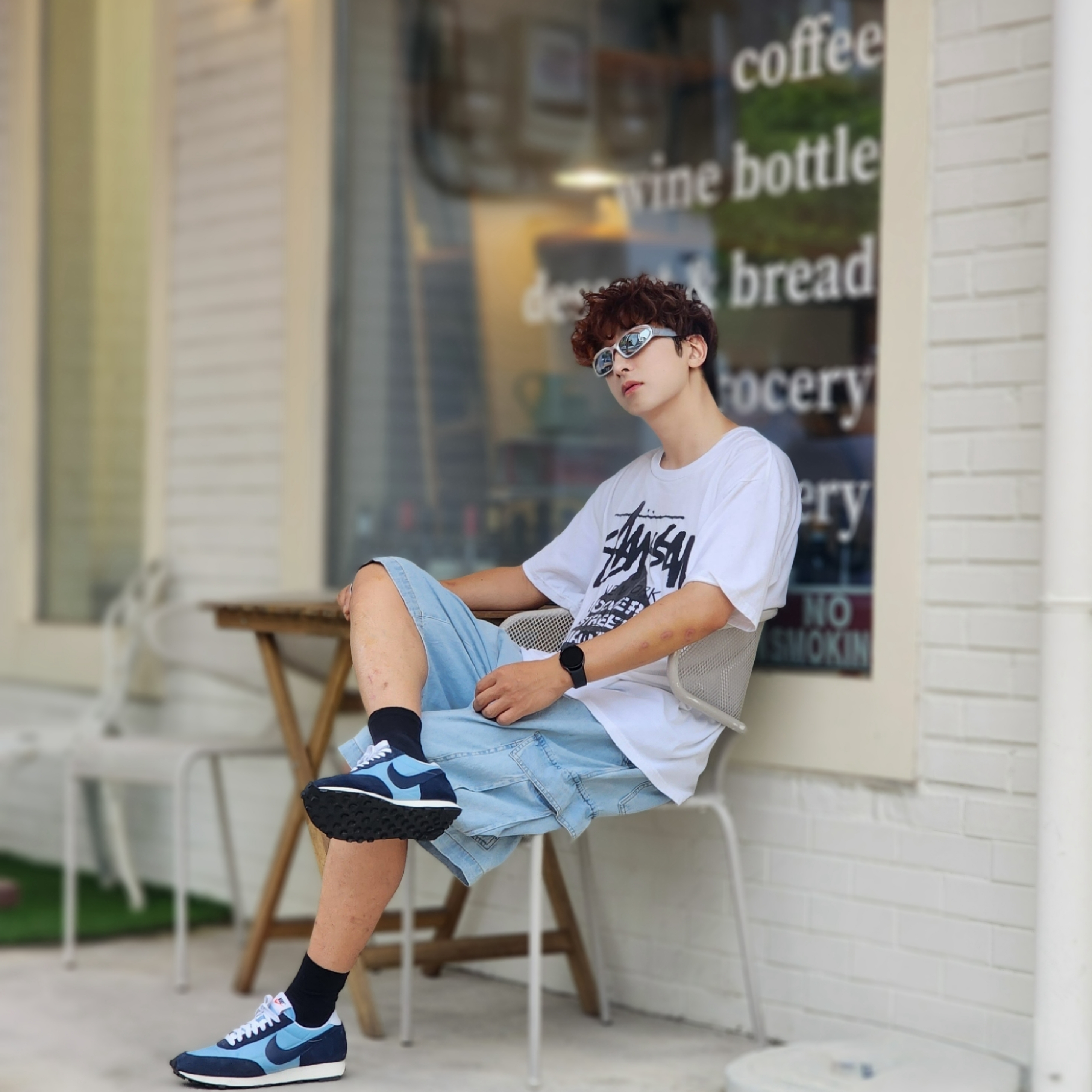 Stussy DSM World Tour T-Shirt White, Nike Daybreak Light Armory Blue 착용 스타일 - 1