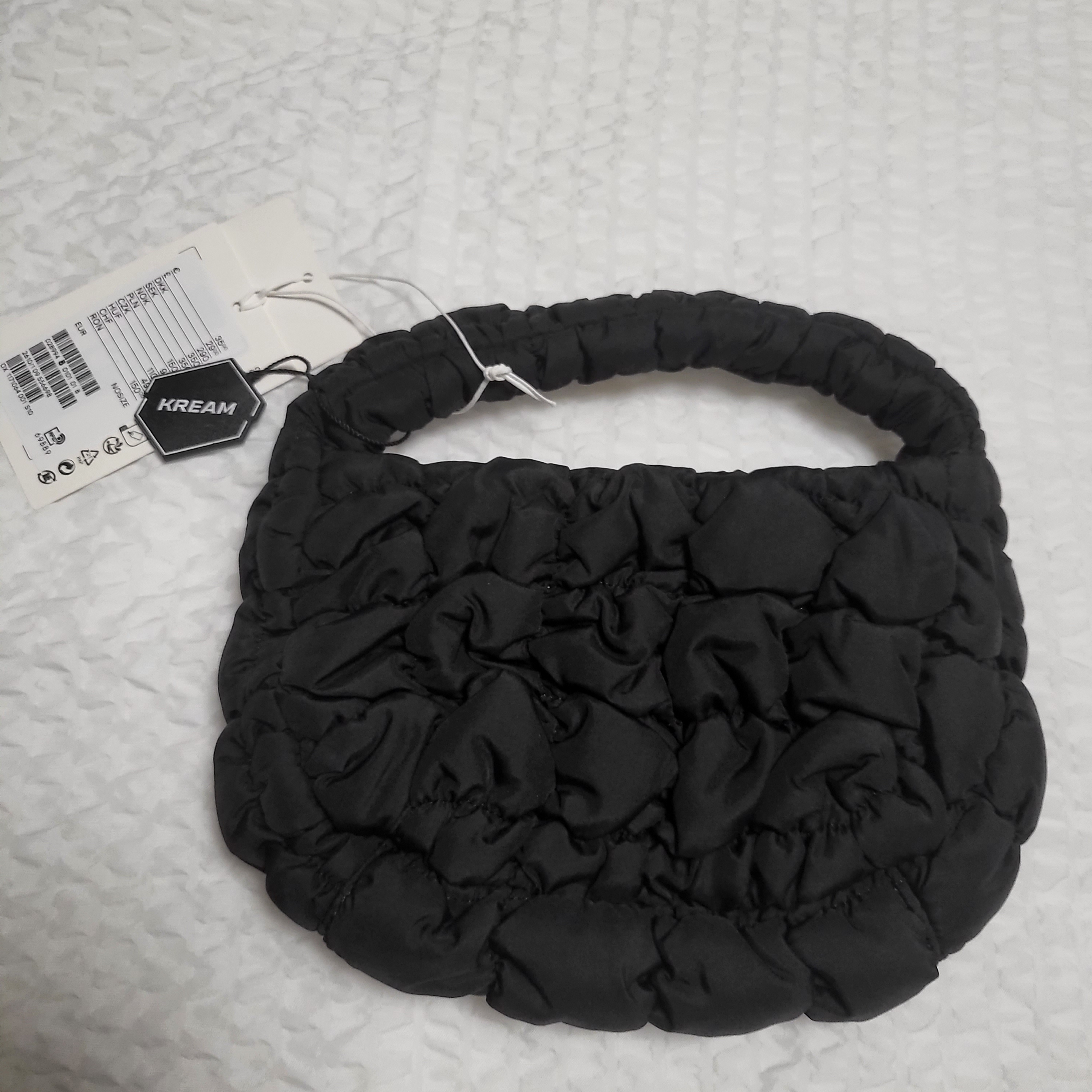 COS Quilted Micro Bag Black 착용 스타일 - 1