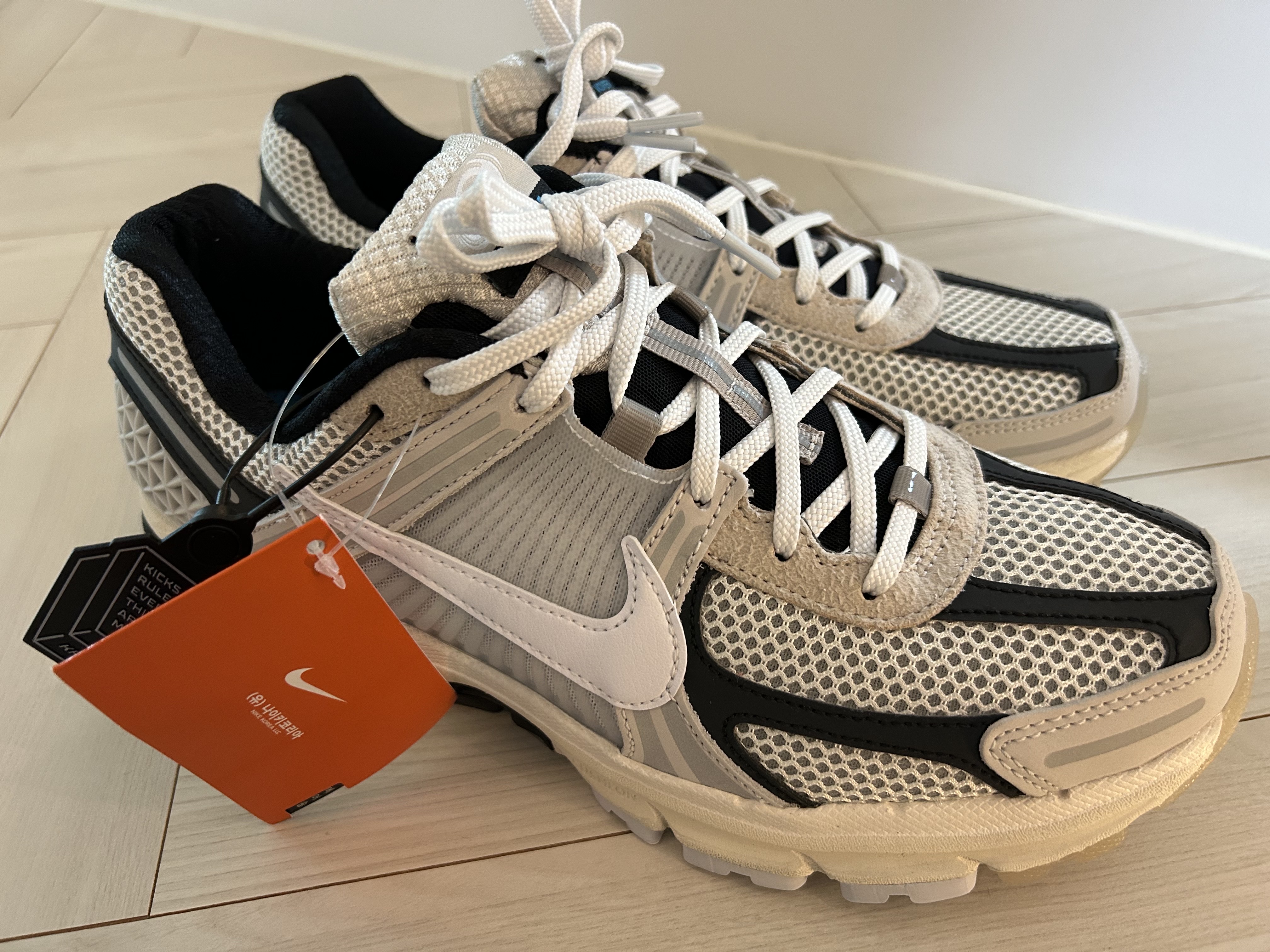 Nike Zoom Vomero 5 Light Bone and Black 착용 스타일 - 1