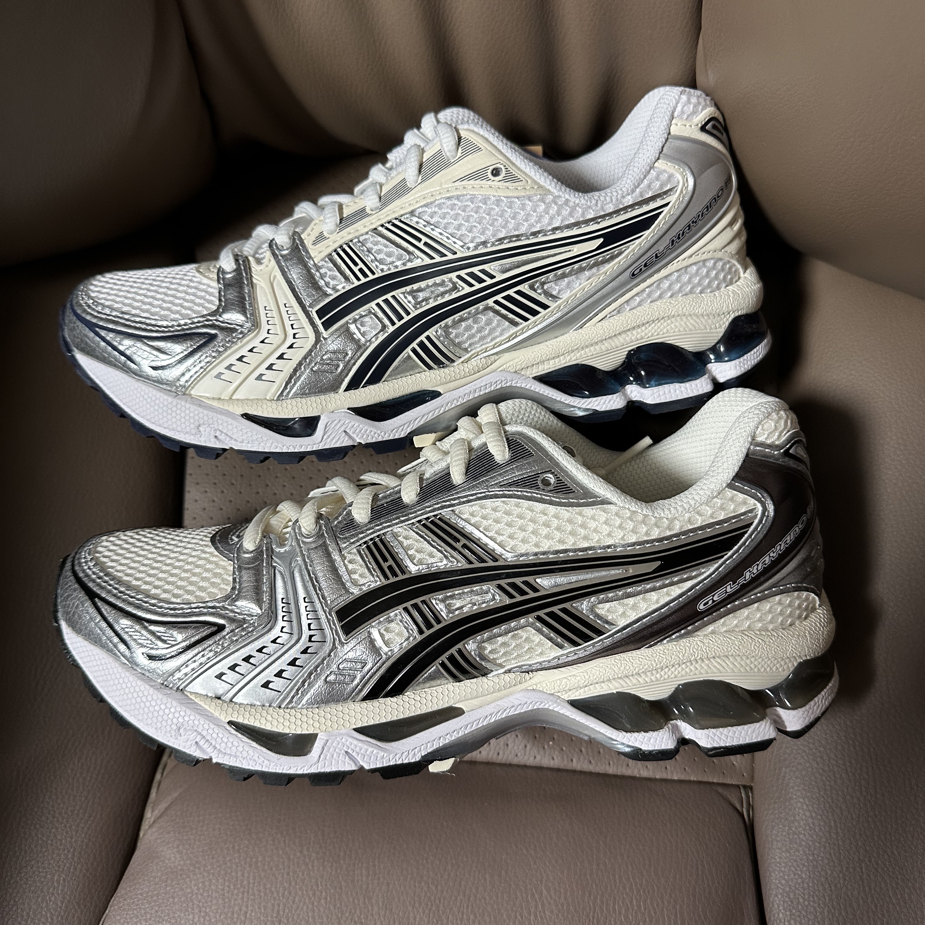 (W) Asics Gel-Kayano 14 White Midnight, Asics Gel-Kayano 14 Cream Black 착용 스타일 - 1